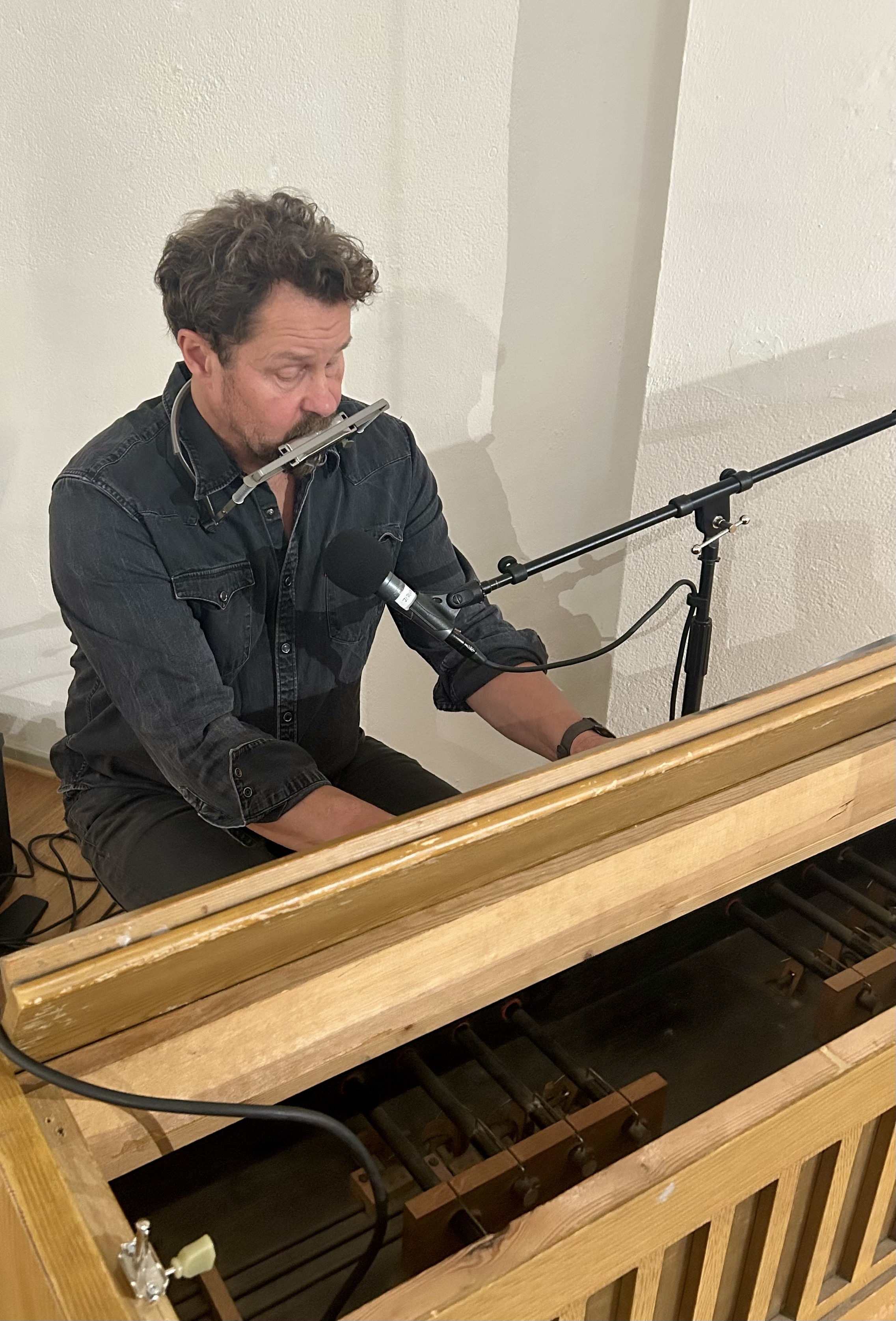 Nattvarden – performanceverk. Jörgen Vikström på tramporgel.