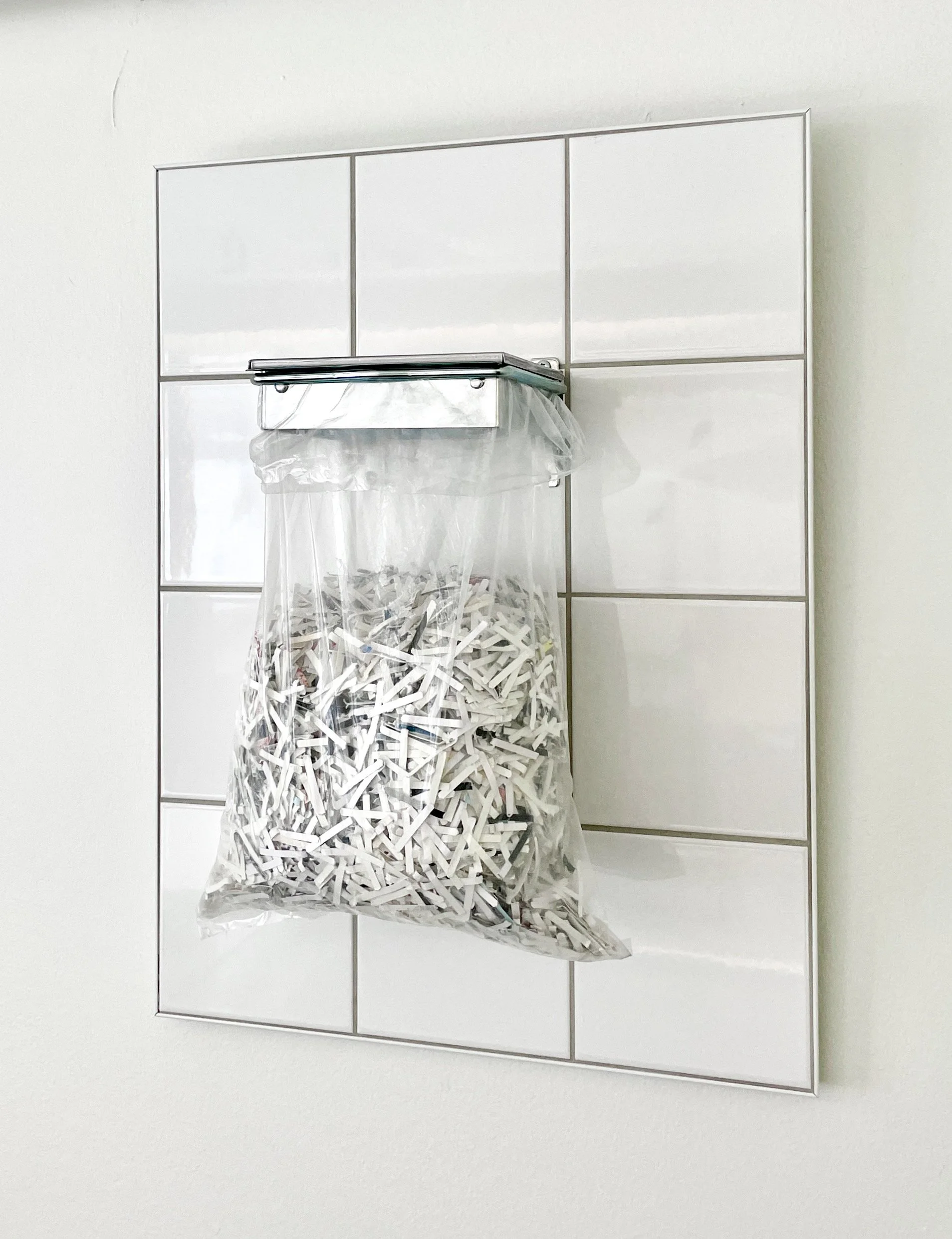 Arkiv – sanitetspåsebehållare, kakel, teckningar från terapin strimlade i dokumentförstörare