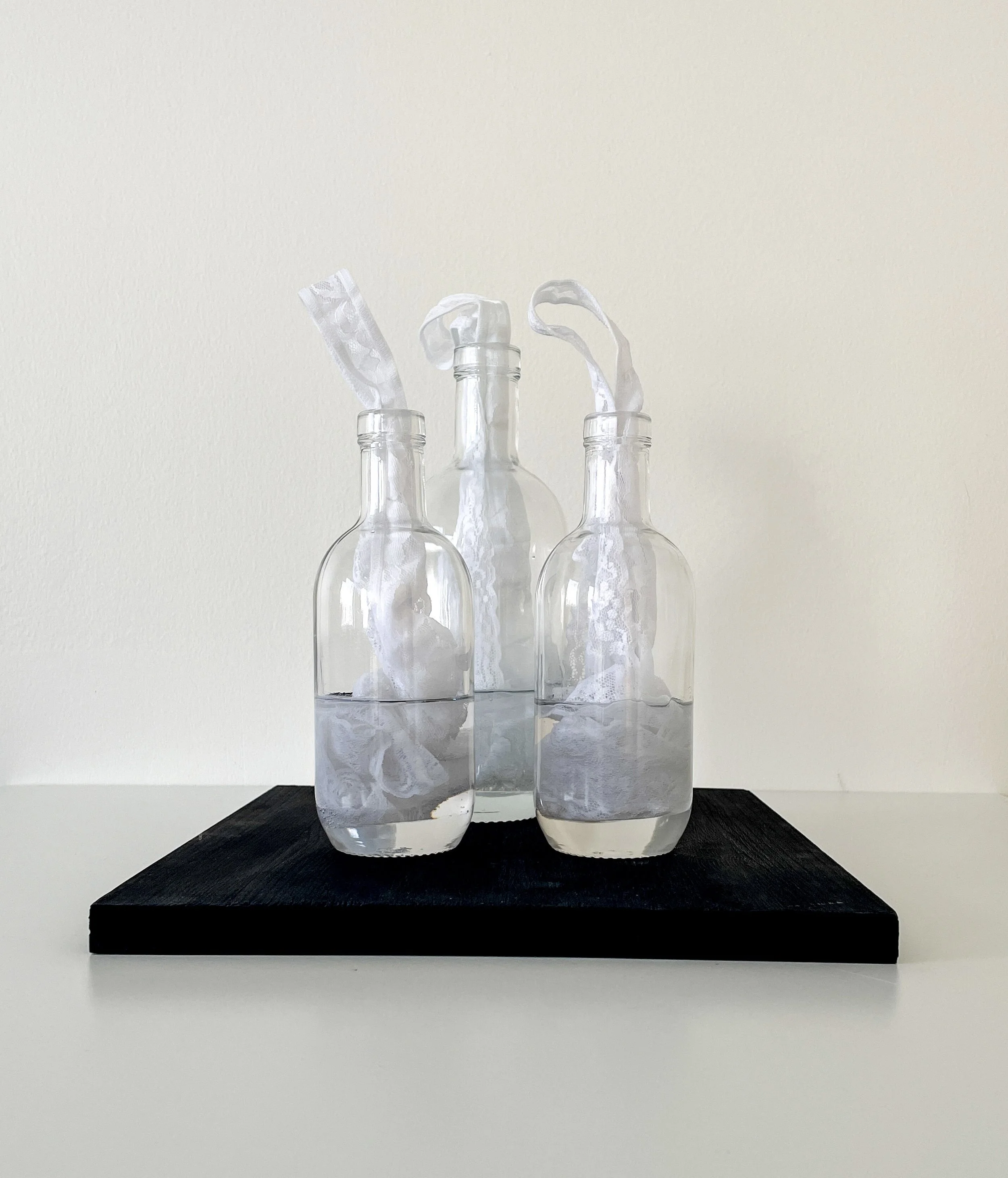 Armlängds avstånd – tomglas, epoxyresin, stringtrosor