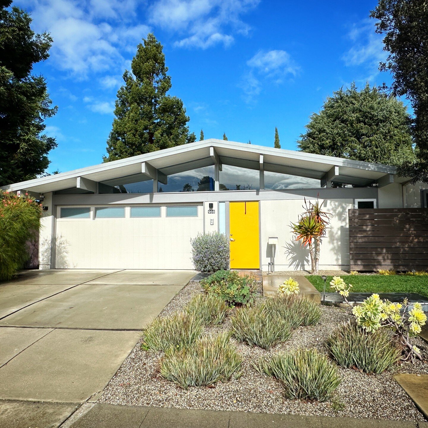 🏡✨ Spotlight on Eichler: Bell Gardens Beauty! 🌟🌳

While exploring the charming Bell Gardens Eichler neighborhood in Mountain View, I stumbled upon this stunning low gable Eichler home! 🚗👀 A true mid-century modern gem, this architectural masterp