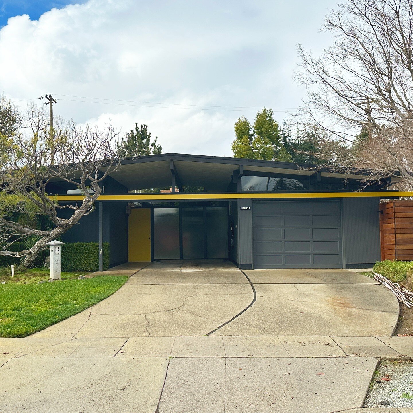 🏠✨ Spotted some serious #EichlerEyeCandy in Fairglen today! This low-gable Eichler stole the Property Nerds heart at first glance. 🌟 It's not just a house; it's a piece of mid-century modern art. The clean lines, the iconic design, the way it seaml