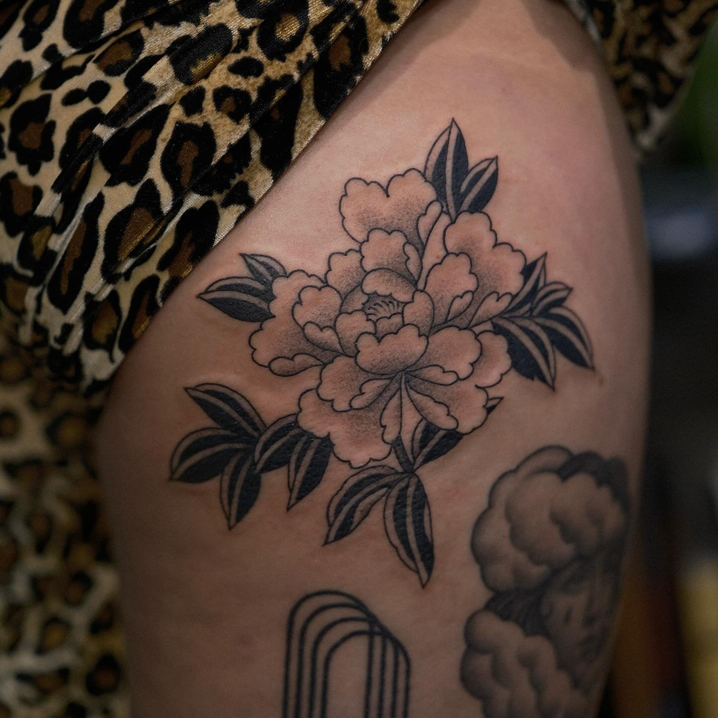 Always keen to tattoo peonies! Second slide has a small cover up 😊 Which kind of shading do you guys prefer? 
Booking link in bio ☺️
@chapeltattoo