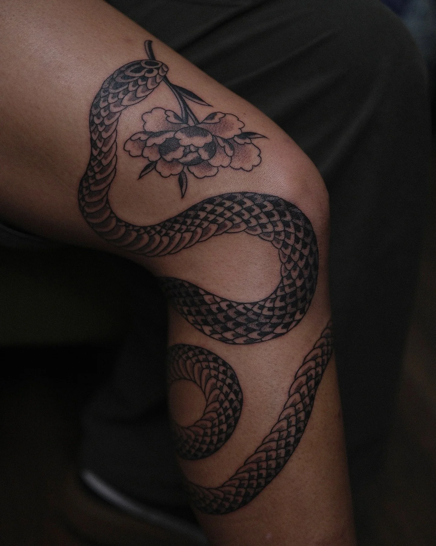So special to tattoo this snake  and peony for a fellow snake zodiac Karah, thank you so much! Let&rsquo;s do more snakes this year @chapeltattoo 

Book in instantly via bio, or dm to chat 😊