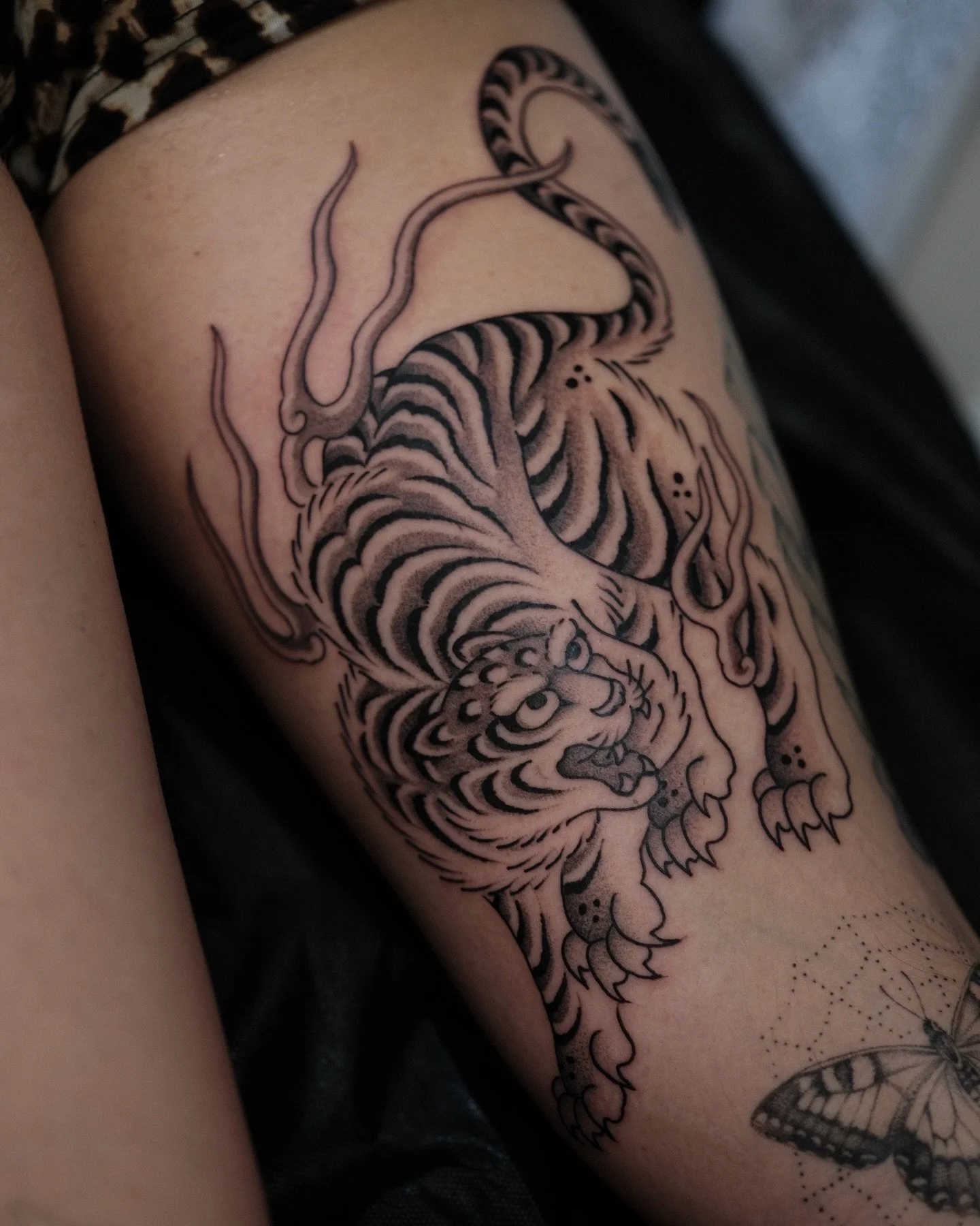 Tiger and flames for the talented Eilidh! 🔥🔥🔥@brightlighttattoo 
Thanks so much mate!! 
@chapeltattoo