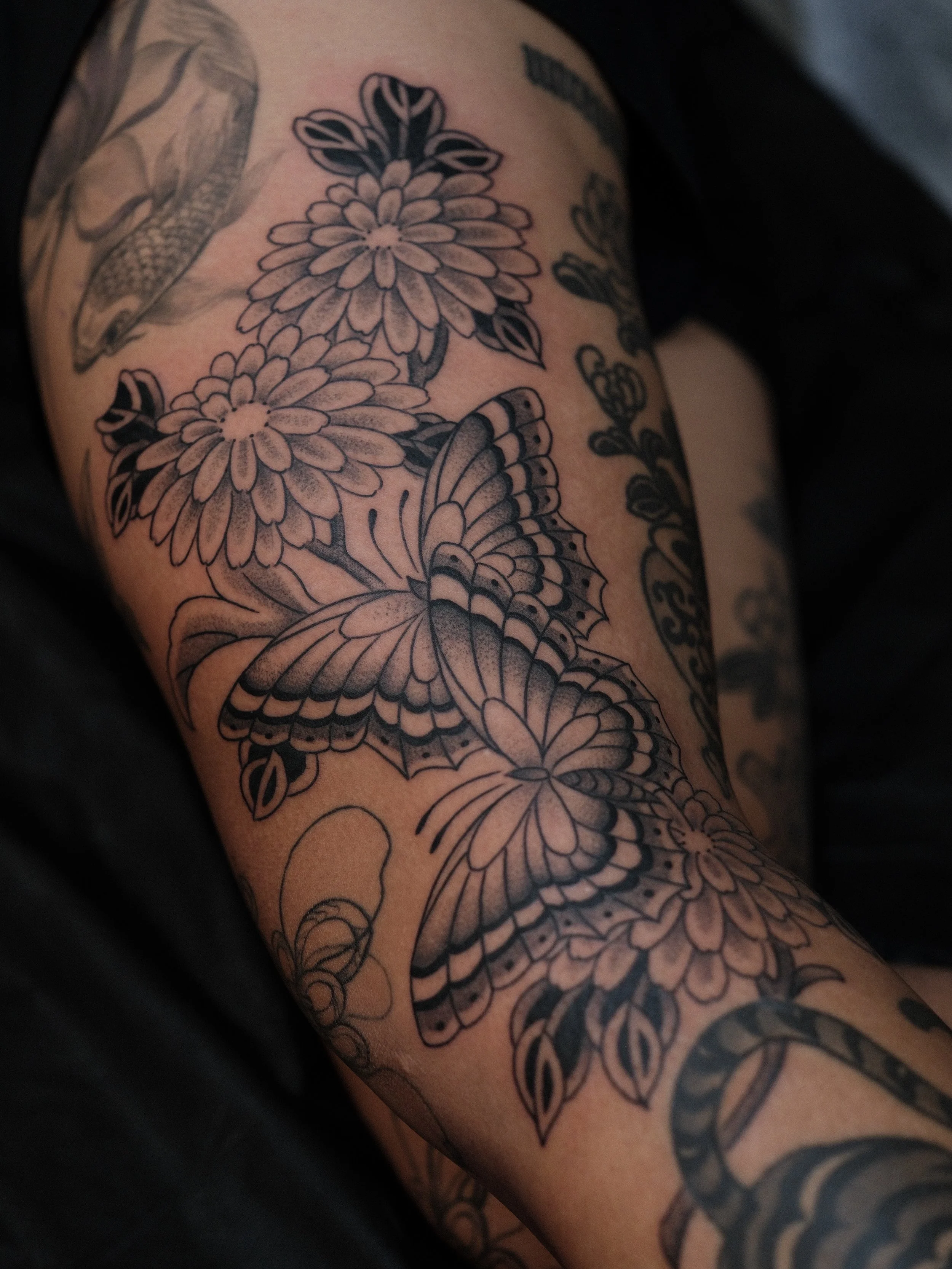 Butterflies and chrysanthemums, drawn to fit for Mandy, thank you!! We also decided to connect the tattoo to a beautiful tiger by @thao.tattoo in a surprise collab 😁 
More Tatts like this please ☺️ bookings via link in bio
