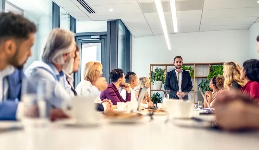 Liderazgo de servicio: qué es y cómo beneficia a tus proyectos