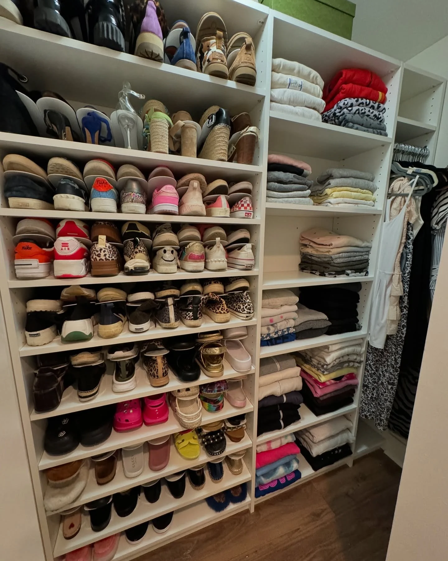 Custom closet or not&hellip; we&rsquo;ve got you covered! Loved helping this client move into her new home.
.
.
.
#closetorganization #professionalorganizer #organized #tidy #tidytransformations #closetsbydesign #folding #proorganizer #organizingidea