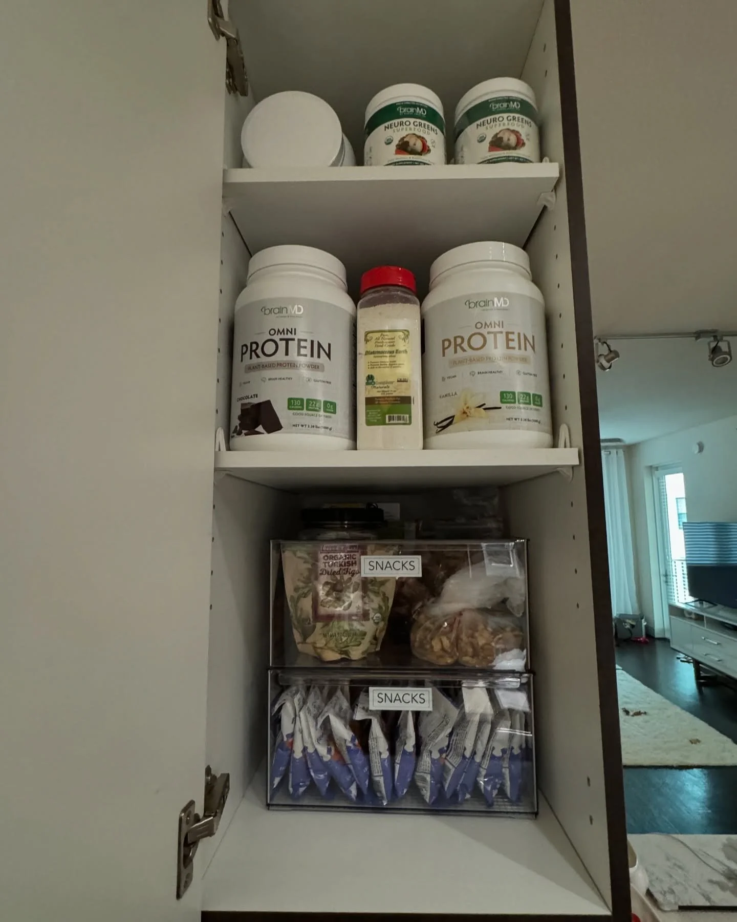 Made this small PANTRY functional and pretty ✨
.
.
.
#professionalorganizer #professionalorganizing #pantryorganization #pantrymakeover #tidy #tidytransformations #organize #organizedliving #functionalorganization #customorganization