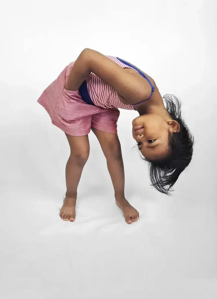 Une petite fille qui porte la combinaison marine, multicolore de la marque Lov'Heli