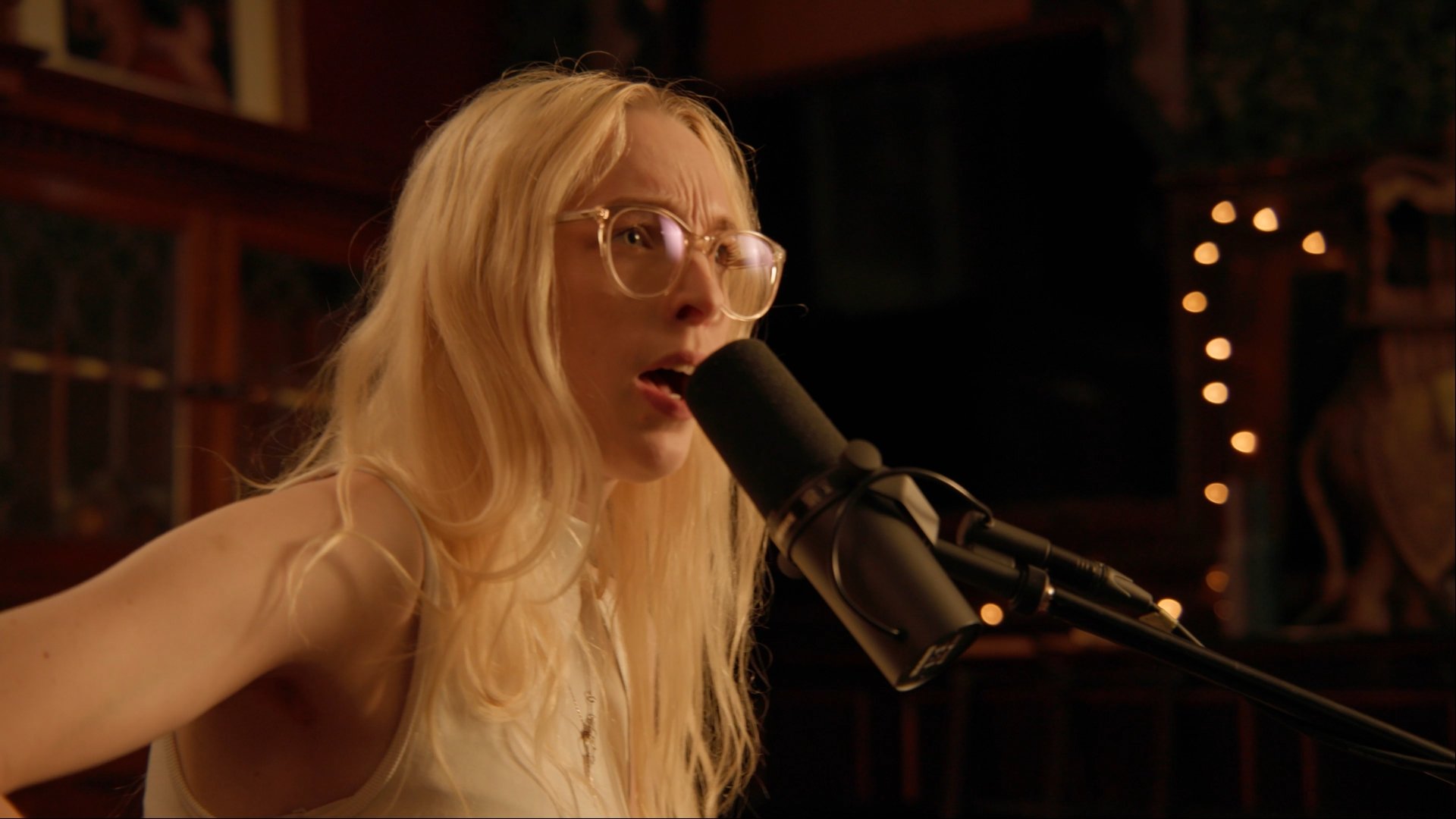 amelle-music-video_1.1.2.jpg