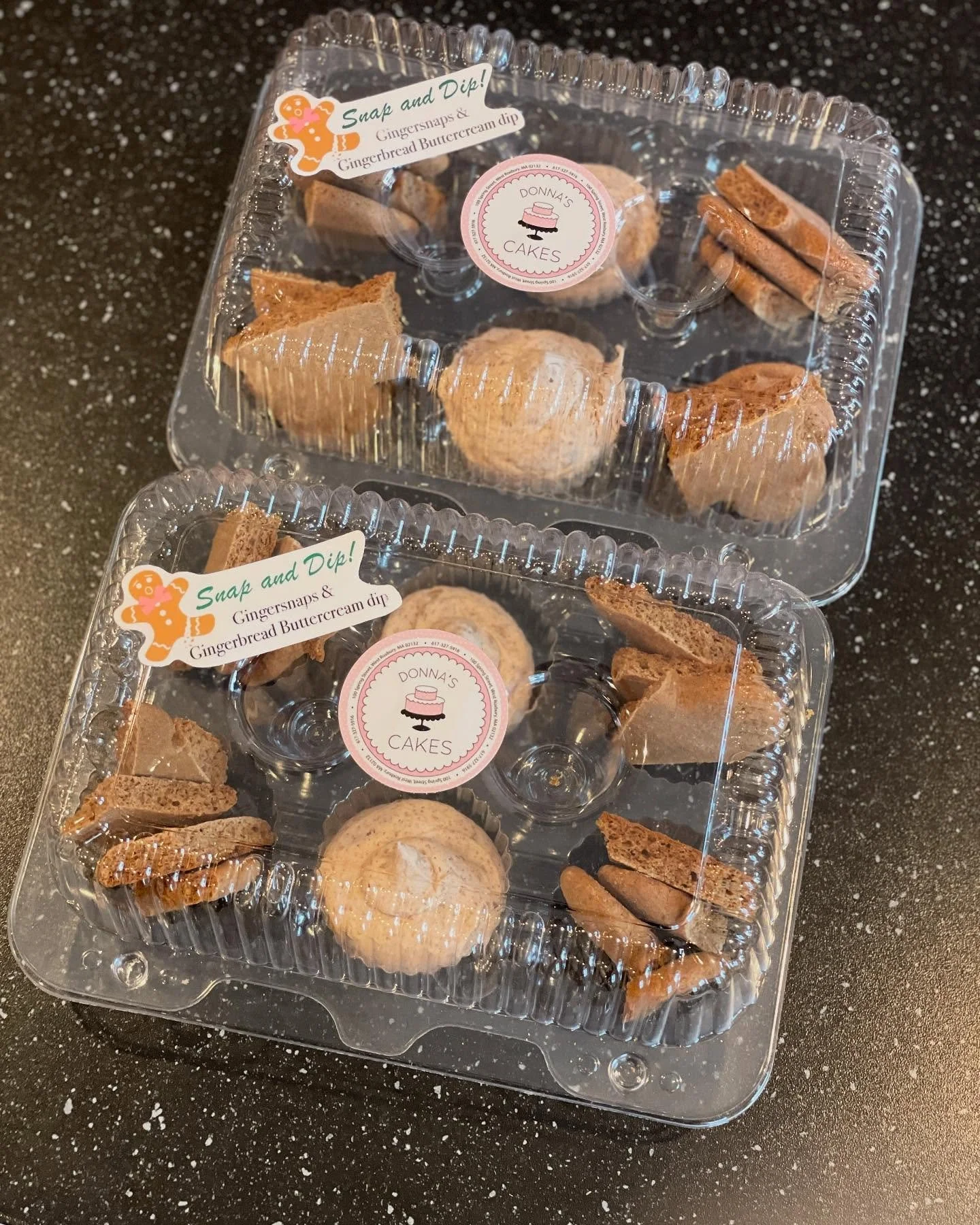 Do you love gingerbread? We have the treat for you! Try our gingerbread butter cream on cupcakes, ginger snaps and in our cake cups. Tis’ the season for gingerbread grab them while they last! 
#donnascakes #westroxburymainstreets #westroxbury