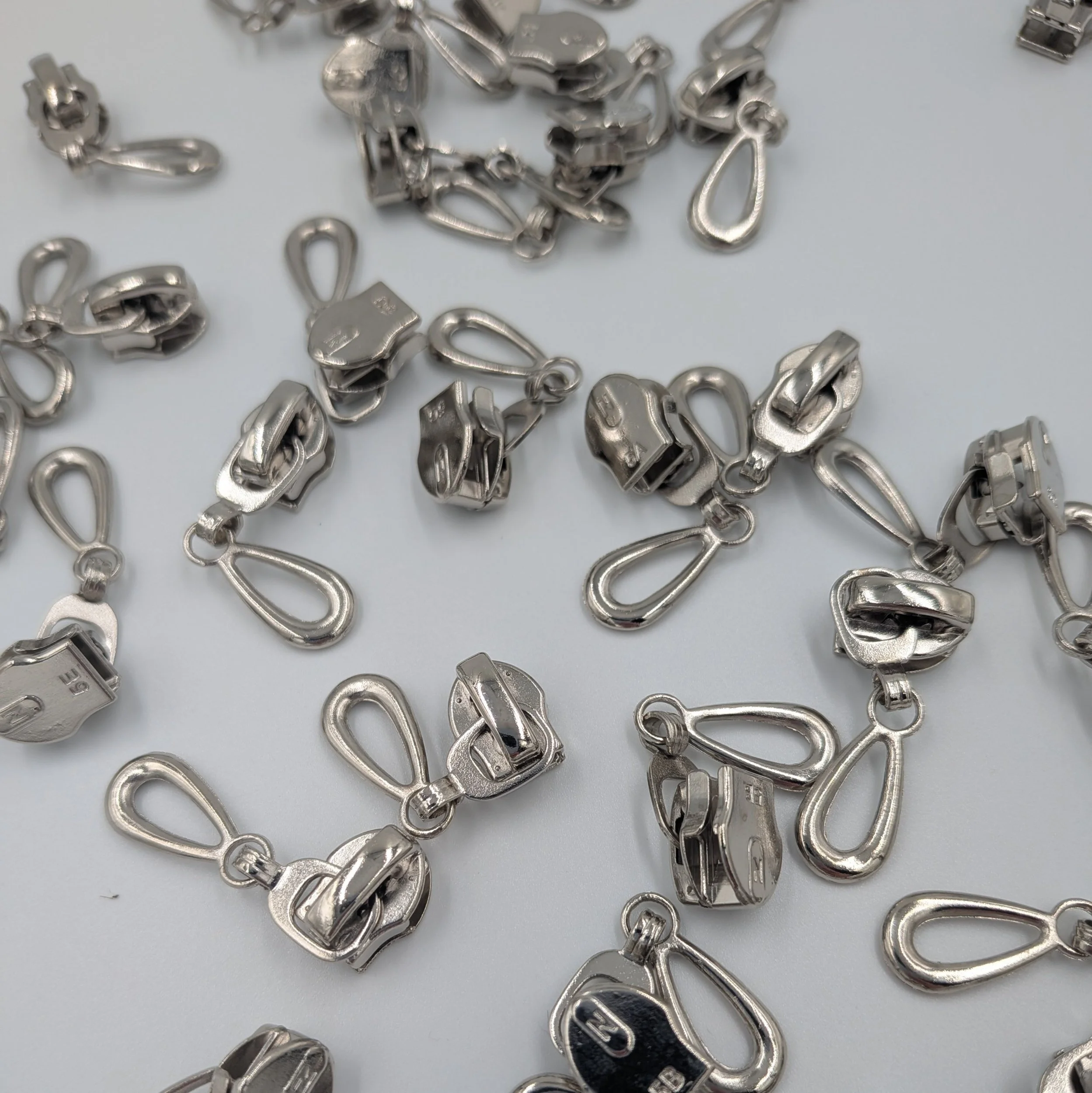 #5 silver coloured tear drop zip pull