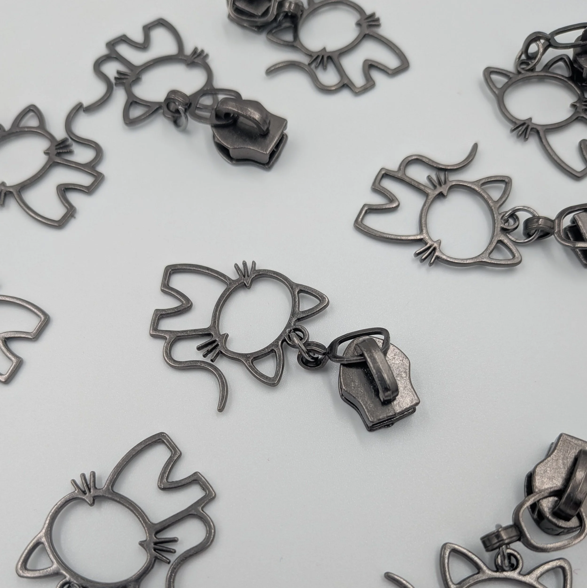 #5 gun metal coloured cat motif zip pull