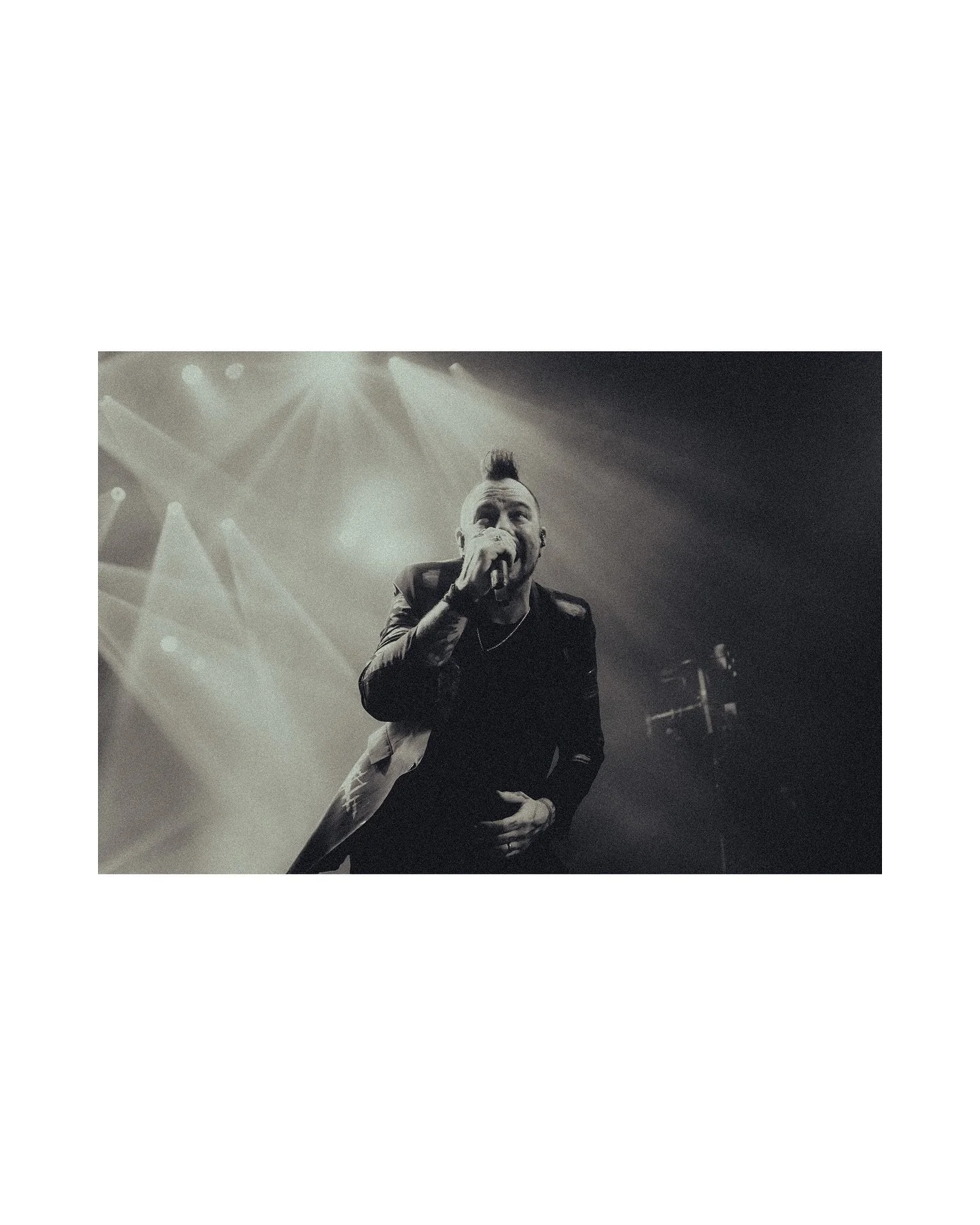 Almost forgot this happened - I grew up listening to @threedaysgraceofficial 

Definitely a cool full circle moment

📸 @canoncanada R50/EF 24-105 f4L
⚙️ 1/250, f/4, iso 800
📰 @swomp_ca 
🏟️ @canadalifeplace