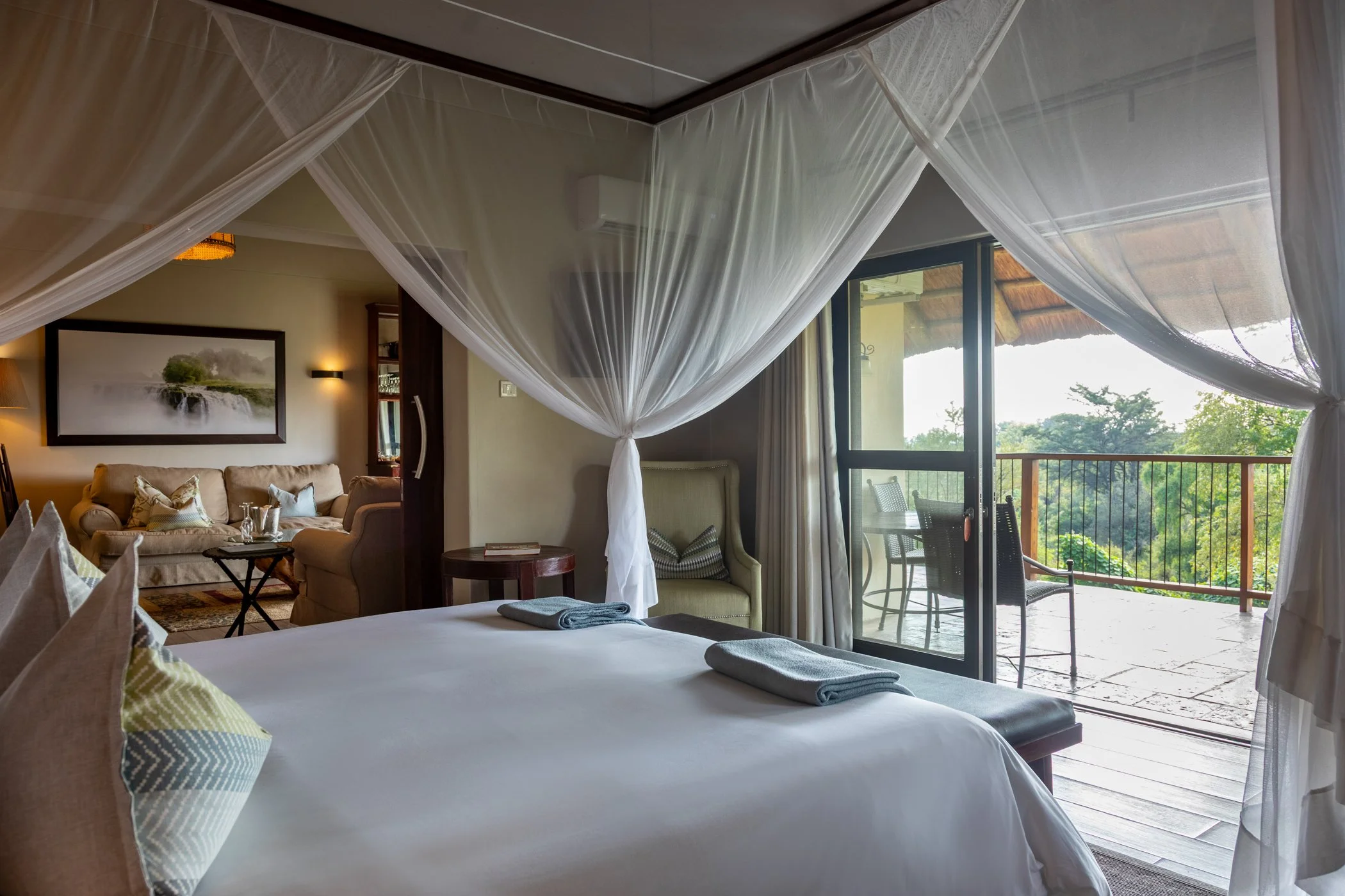Ilala-Lodge-Accommodation-Executive-Suite-09.jpg