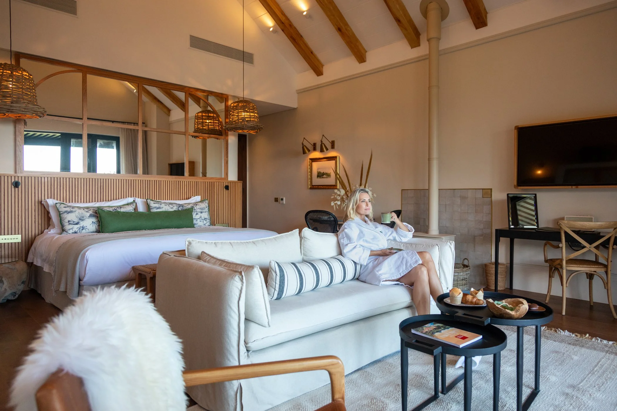 Alexander-Estate-Luxury-Suite-005.jpg
