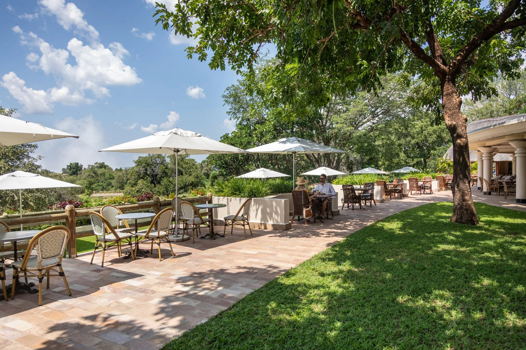 Ilala-Lodge-Dining-2-Lunch-01.jpg