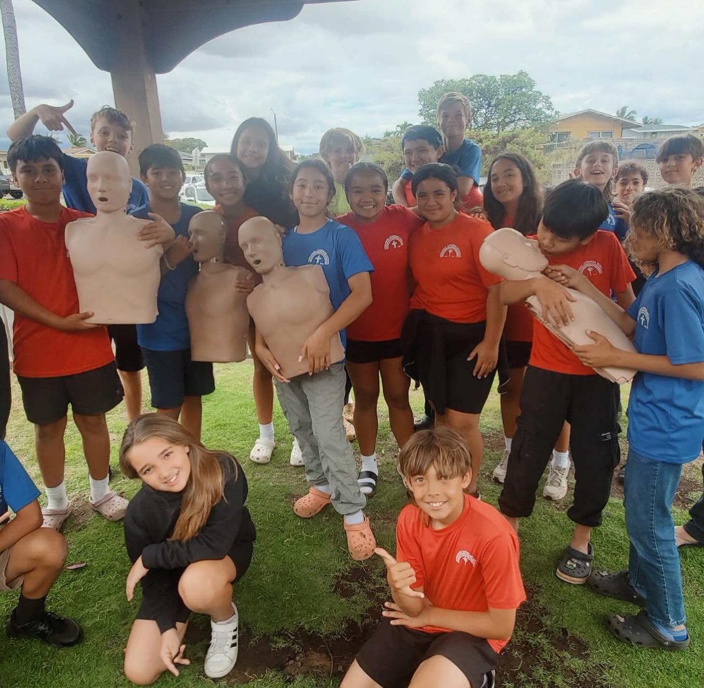 COMMUNITY OUTREACH: We had the privilege of spending time with the 6th grade class of Emmanuel Lutheran to teach them the importance of CPR, while going over basic techniques of Hands-only CPR 

#themedicalclubmaui