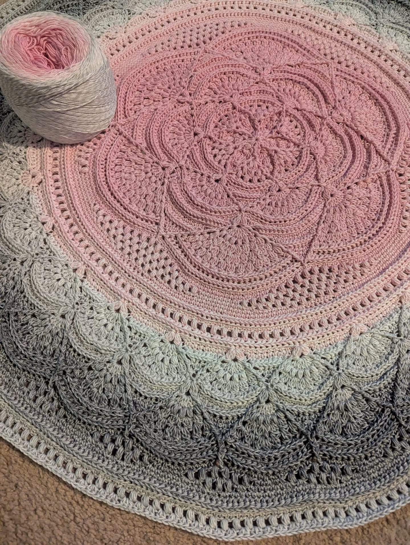 Cut out the darkest gray from the cake and glad I did.  Aiming to end with a bit of pink.  Currently on round 63/69 #smallripples