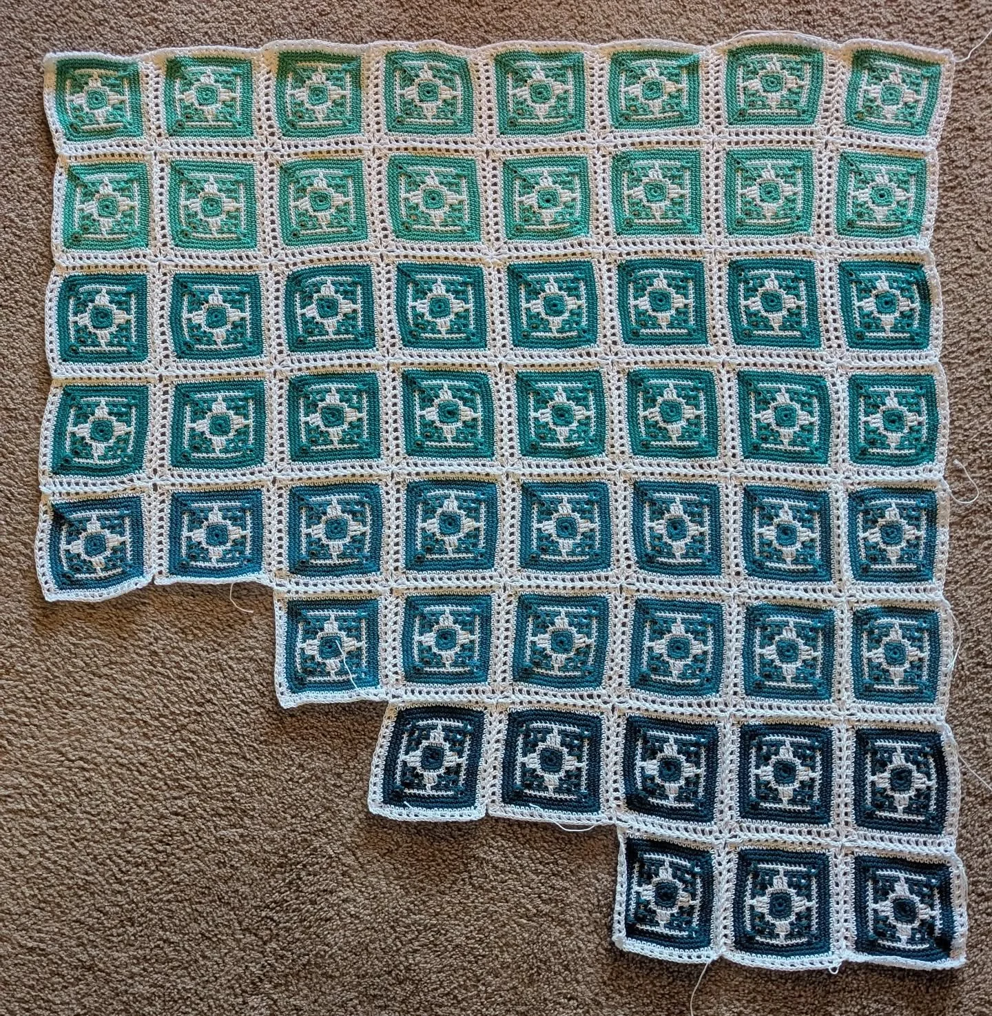 And here's where I have to pause as I am waiting on more white yarn
#mieliepapmosaic