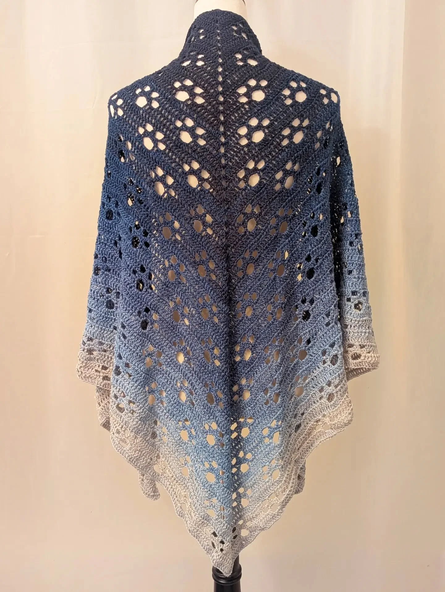 #pawprints
Paw Scarf by @nahacek_net