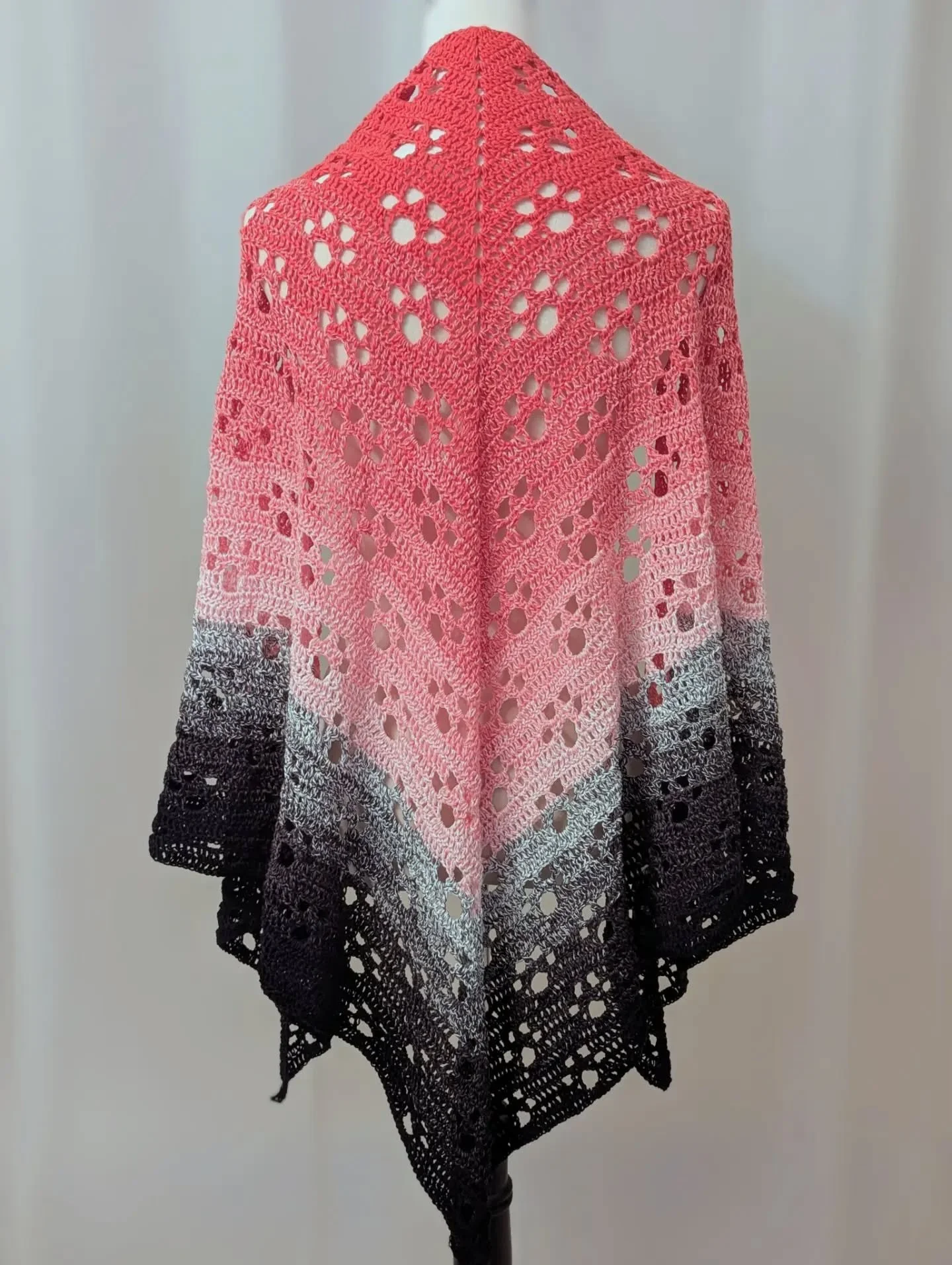 Another paw shawl by @nahacek_net