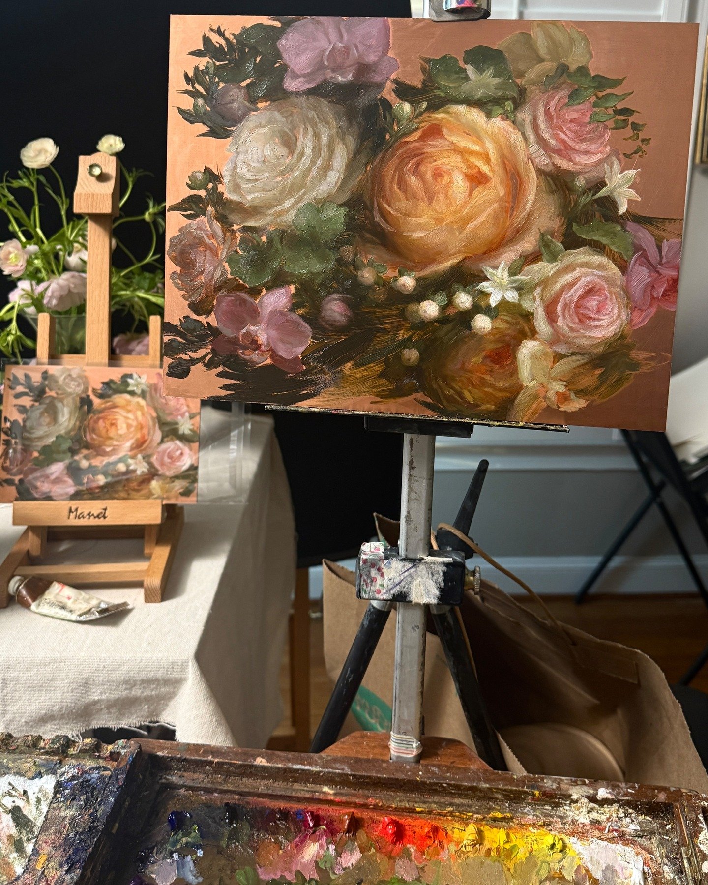 A new wedding commission on copper inspired by the bride's bouquet ✨ Oil on 9x12 inch copper panel. 
.
.
.
#commissionedart #floralpainting #oilpainting #floraldesign #eastoaksstudio #florenceacademyofart #weddingbouquet #bridalbouquet #oiloncopper #