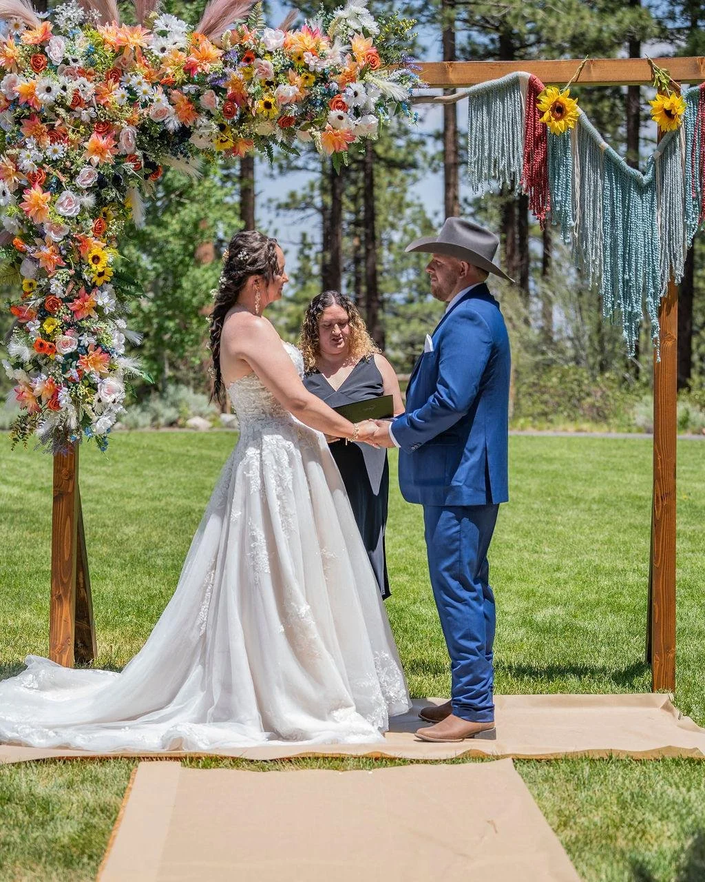 Throwing it back to one of the sweetest ceremonies for T &amp; S's beautiful day ✨ Also huge props to them for crafting their own arch! Doesn't it look amazing?! 😍💐

🌟Dream Team🌟
Photo: @kaylee_konze_photography 
Venue: Camp We-Ch-Me Lodge