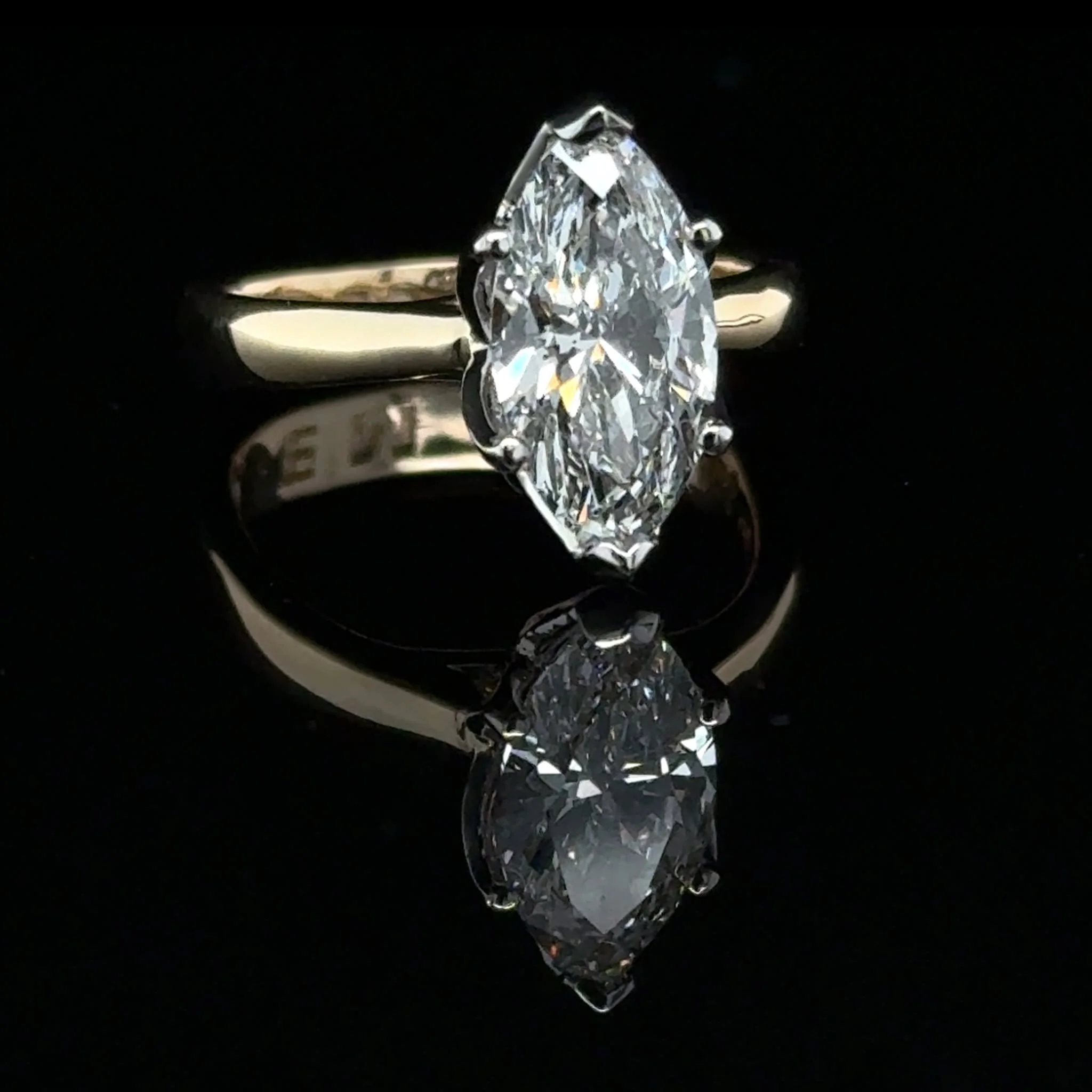 Another project in my favorite combination, yellow gold with a platinum head. The platinum really makes the center stone stand out from the shank. The crossover detailing on the setting head adds just a touch of whimsical detailing. 🧚&zwj;♀️✨

 #Cra