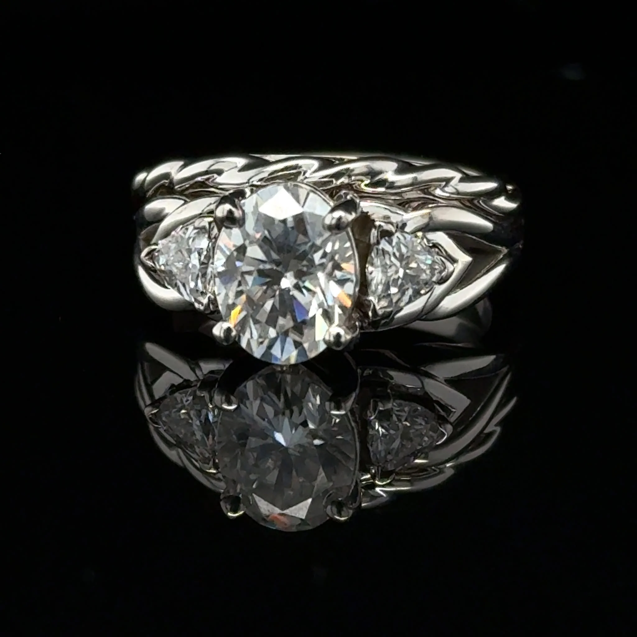 I&rsquo;ve seen this situation more times than I can count, and I always feel for the well-meaning customer. They fell in love with a beautiful, delicate ring online and were excited to choose it as an engagement ring.🤩
Unfortunately, the structure 