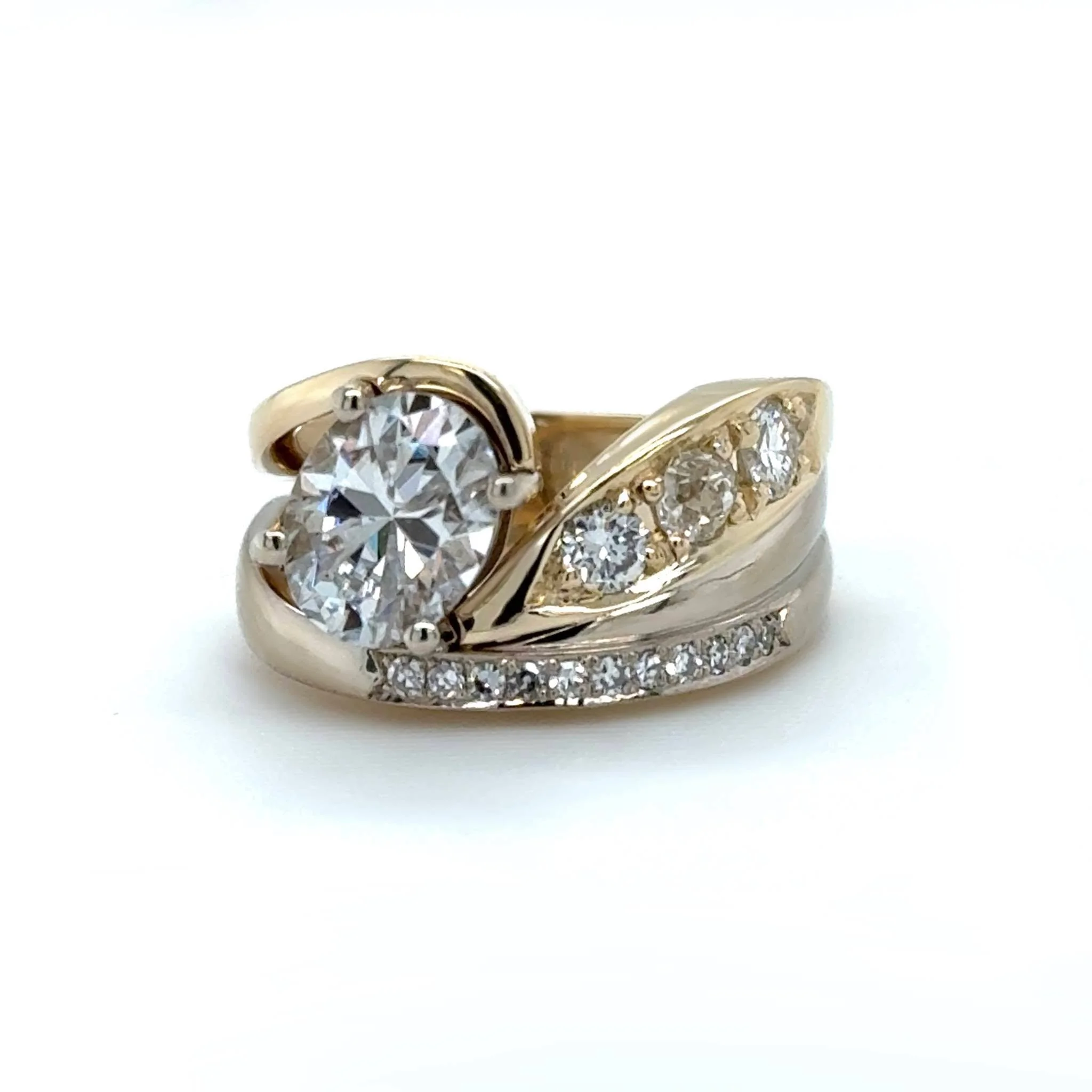 A great example of a unique, asymmetrical wedding set. The combination of yellow and white gold adds the perfect contrast. I love how this one came together.💛 

#CustomMadeJewellery #QualityIntegrityCraftsmanship #customweddingbands #whitegold #LabD