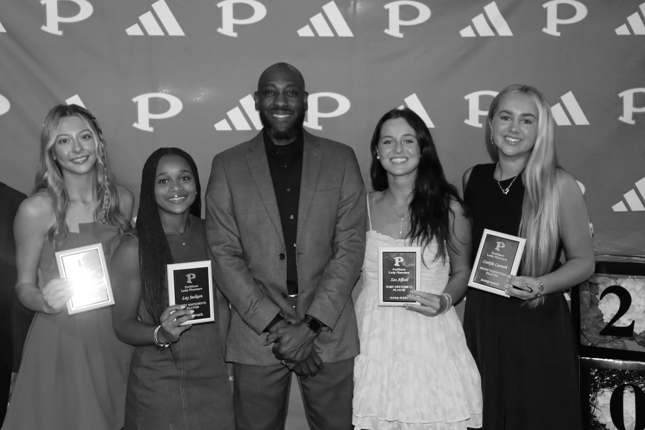 coach-alex-ainsworth-senior-banquet-carlyle-carruth-lay-jackson-zoe-alford-lexi-lott.jpeg
