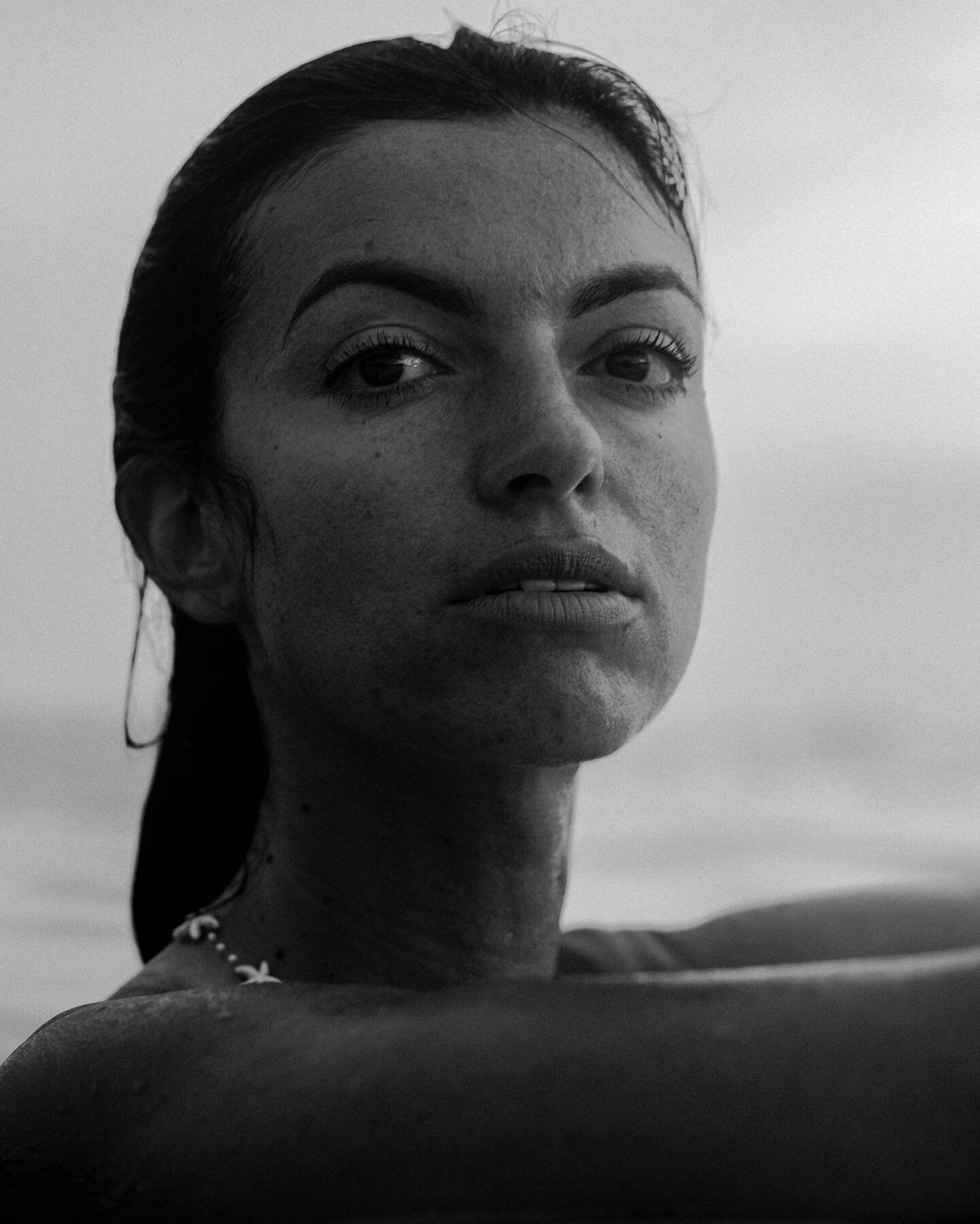 beautiful @drcamimorelli from a recent portrait session in mexico

.
.
.
.
.
#blackandwhiteportraits #blackandwhitephotographylovers #oceanphotography #portraitsessions #oceanlifestyle