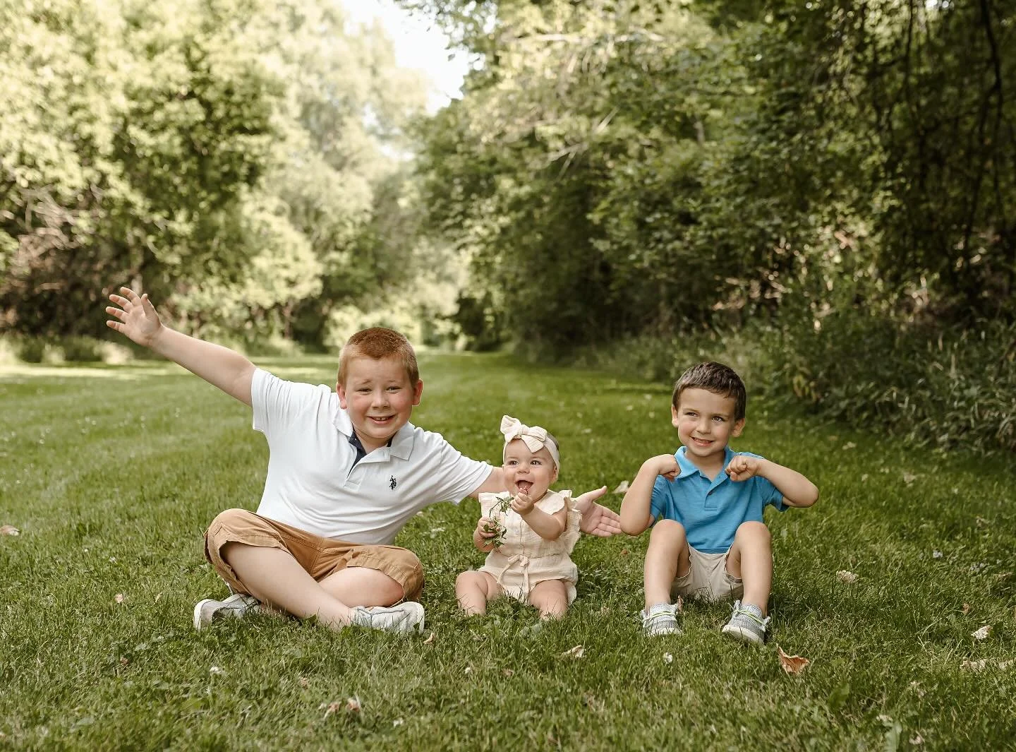 Letting kids be kids is the secret to capturing their true, authentic smiles. During my sessions, I will always embrace natural energy, curiosity, and the little joys to create genuine family portraits!🫶🏼 #sessionswithjess #kidsphotography #cousins