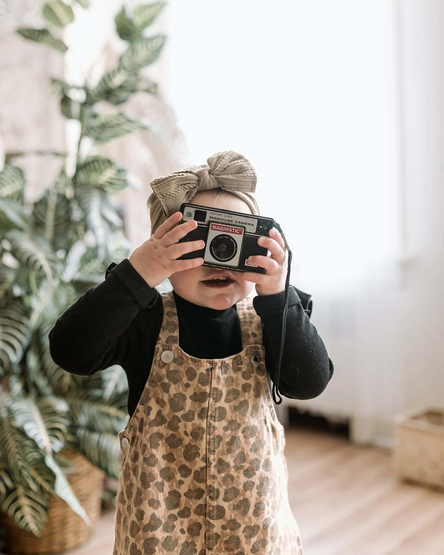 Let them play.📸
The best smiles and most genuine moments happen when kids are free to be themselves.
I keep my sessions relaxed and fun so your little ones can lead the way&mdash;and that&rsquo;s when the real magic happens.
#LetThemPlay #CandidChil