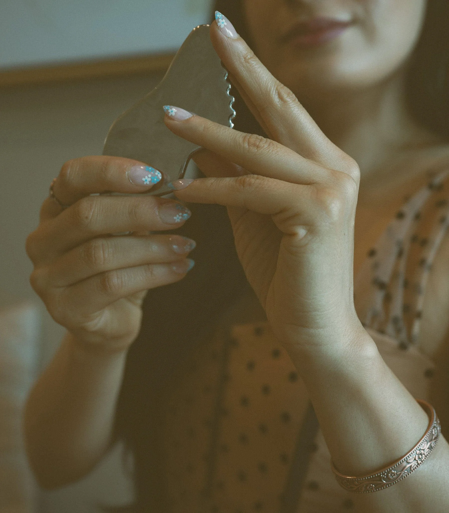 Griselda performina guasha on a client