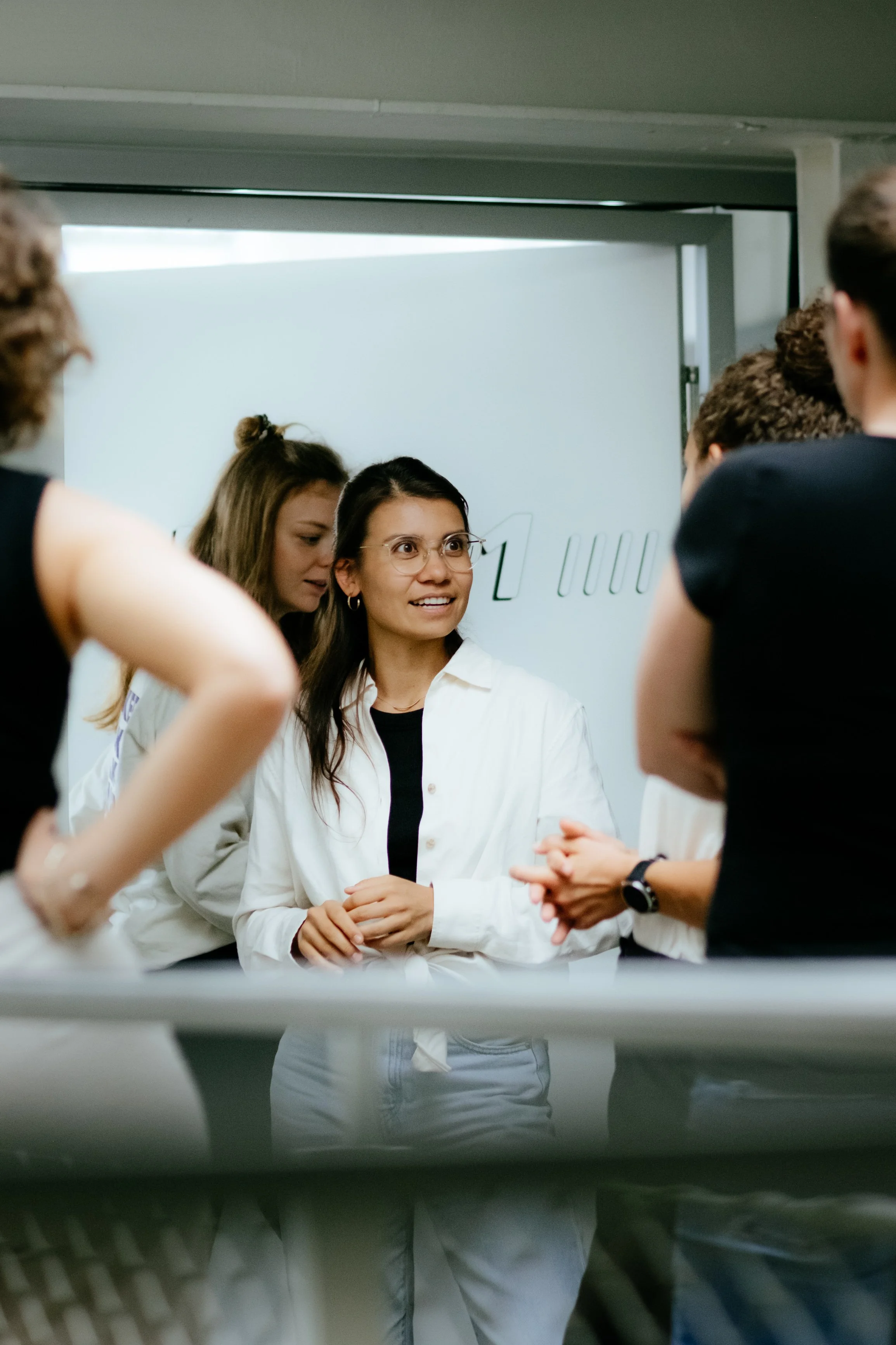 Frau in Menschenmenge