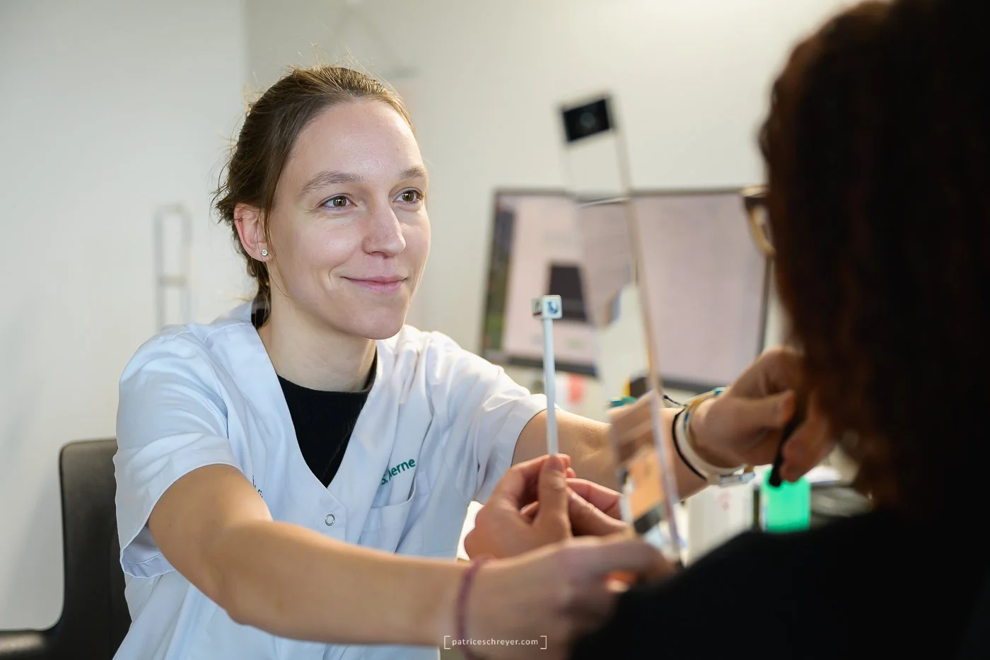 Une professionnelle de la santé effectue un test médical sur une personne, dans un environnement médical.