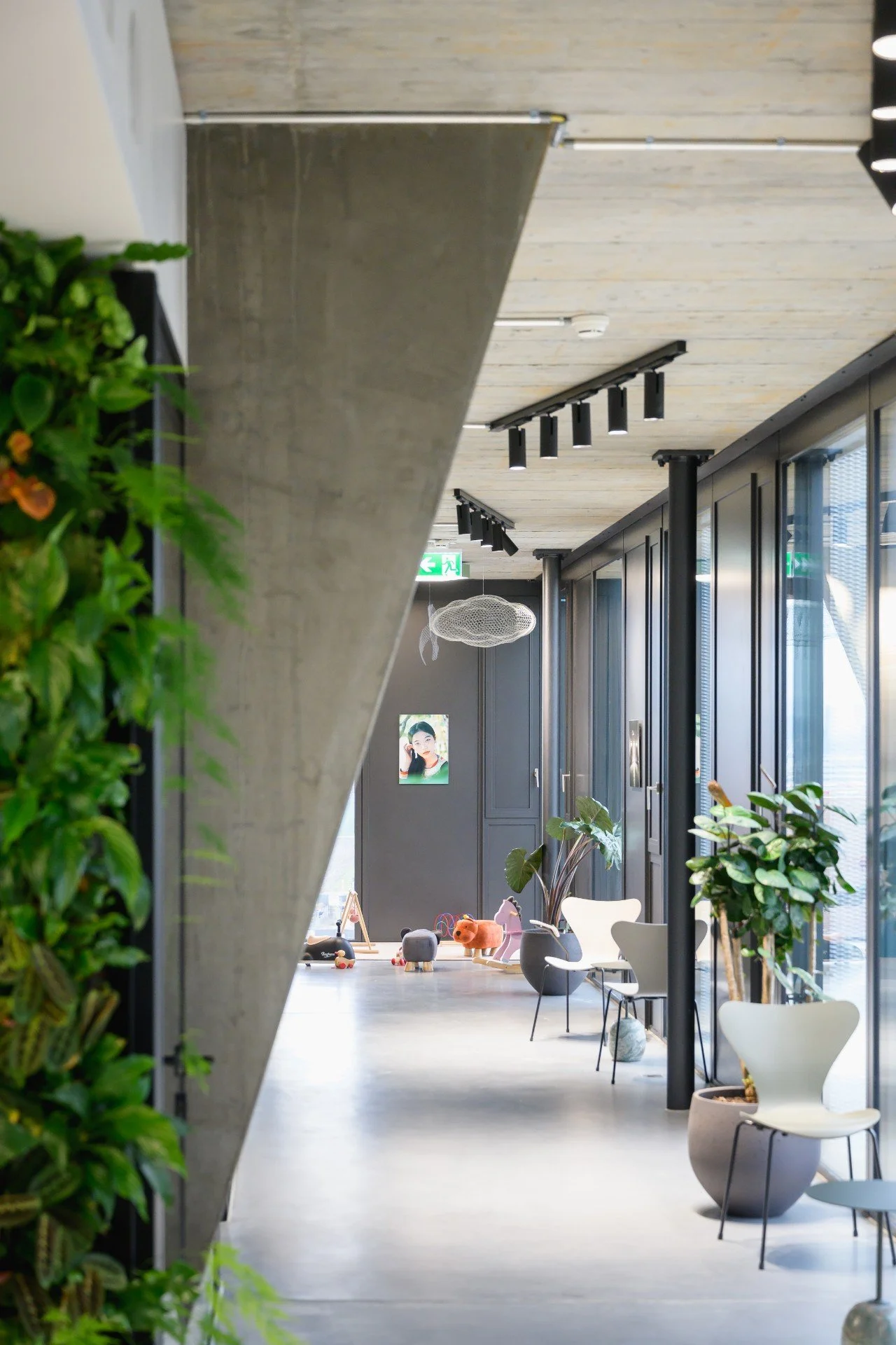 Couloir du centre avec baies vitrées donnant sur l'extérieur