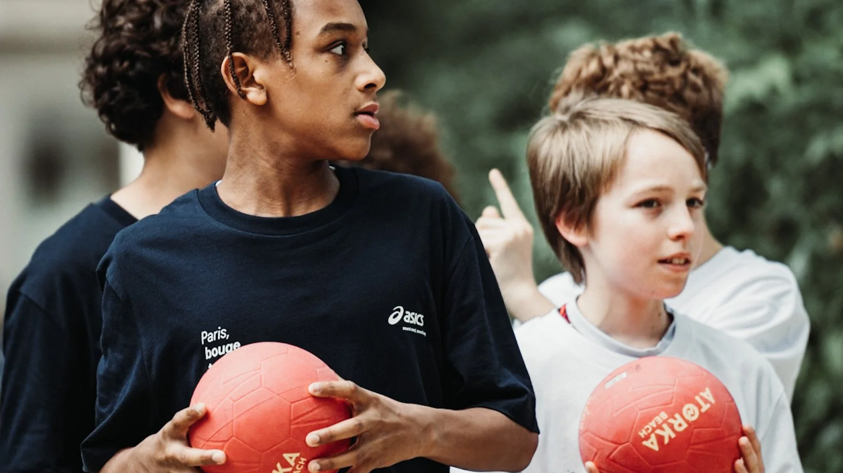 Enfants jouant au handball