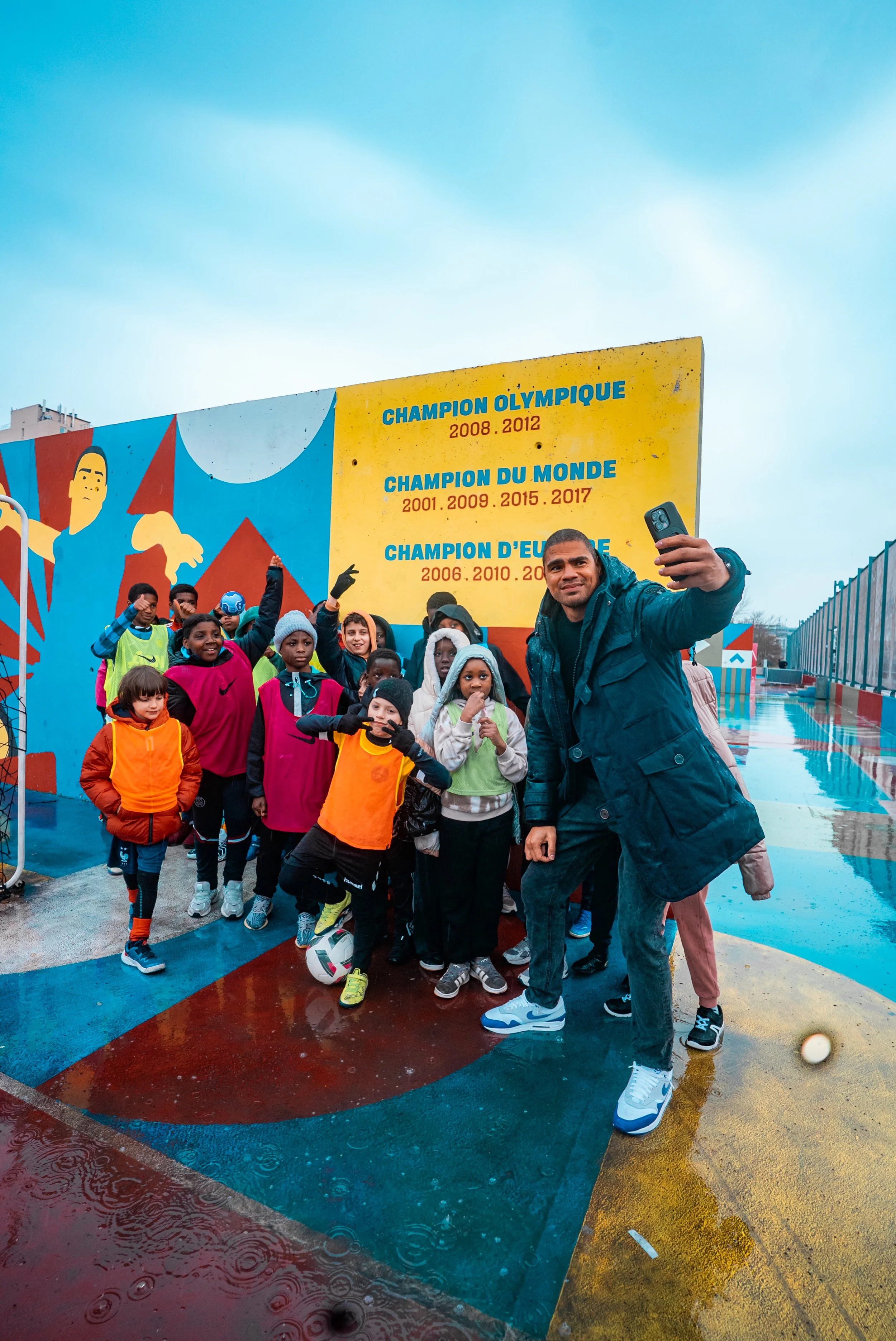 Daniel Narcisse et jeunes handballeurs