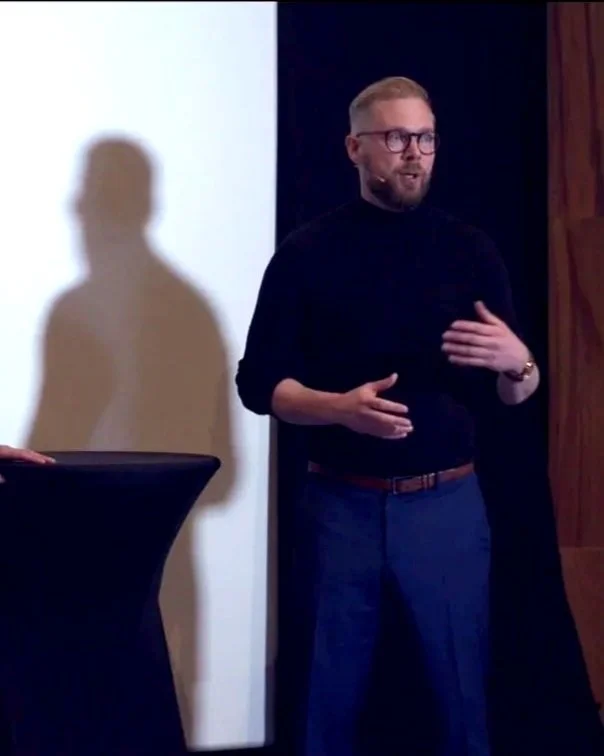 Nikolai delivering a keynote presentation about growth at a seminar.
