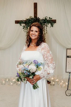 Bouquet by @funkytownsocialco Photography @christyarchibald
#chapelwedding
#affordableelegance
