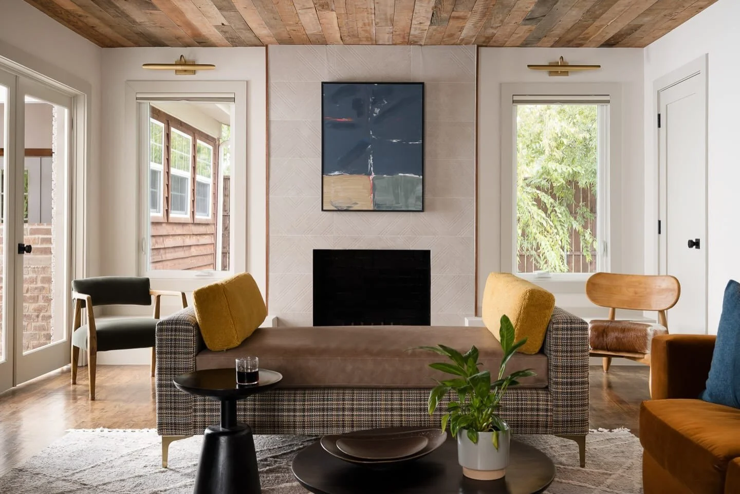 A living room shaped by contrast: reclaimed wood overhead, clean architectural lines, tailored upholstery, and warm, sculptural details.

Design: @sey_interiors
Photo: @stacymarkowphotography 

#fireplacedesign #texasinteriorphotography #livingroomde