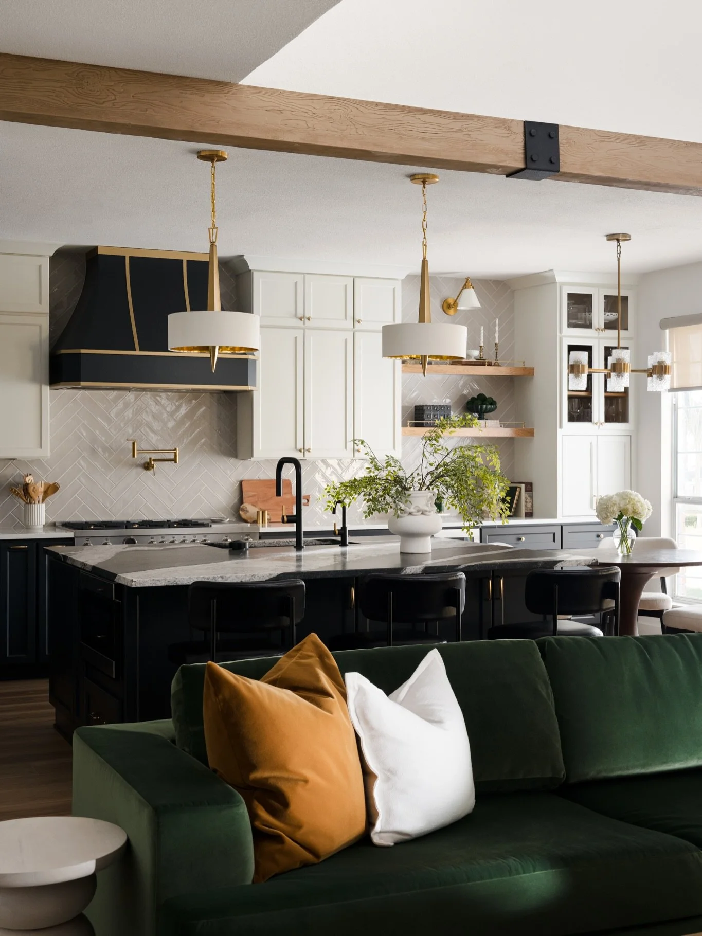 Common Detail: Green 

One thing I&rsquo;ve noticed over and over photographing projects the past couple of years is the use of green

Not always as an accent, but as a foundational design element: cabinetry, marble, upholstery, wallpaper, millwork, 