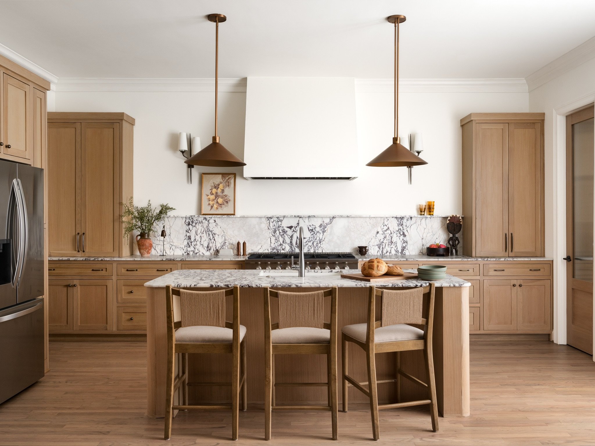 A one-point perspective of a kitchen. 

On Instagram. 

Groundbreaking 

Anyway, look at that veined stone 😍

Design: @hopemiriamdesign
Photo: @stacymarkowphotography 

#InteriorPhotography #InteriorDesign #KitchenDesign #DallasInteriors #DesignPhot