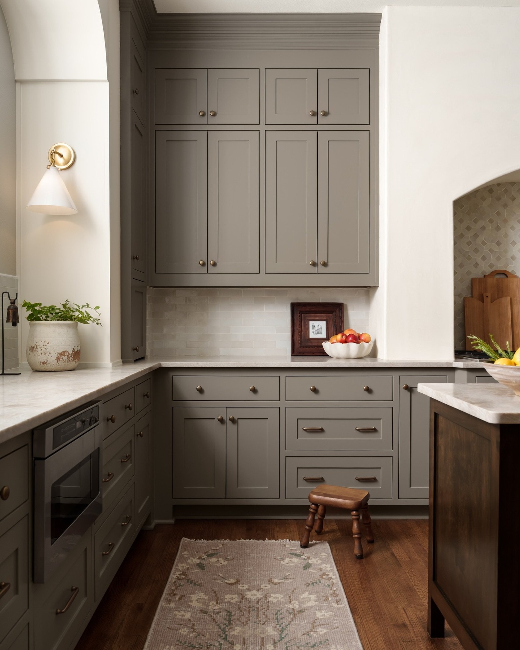 Kitchen Reveal | Flower Mound, Texas

I have a soft spot for kitchens that make you want to pull up a 14-inch vintage wooden stool and stay awhile, and this one absolutely does.

@hopemiriamdesigns layered warm gray cabinetry, creamy tile, natural wo