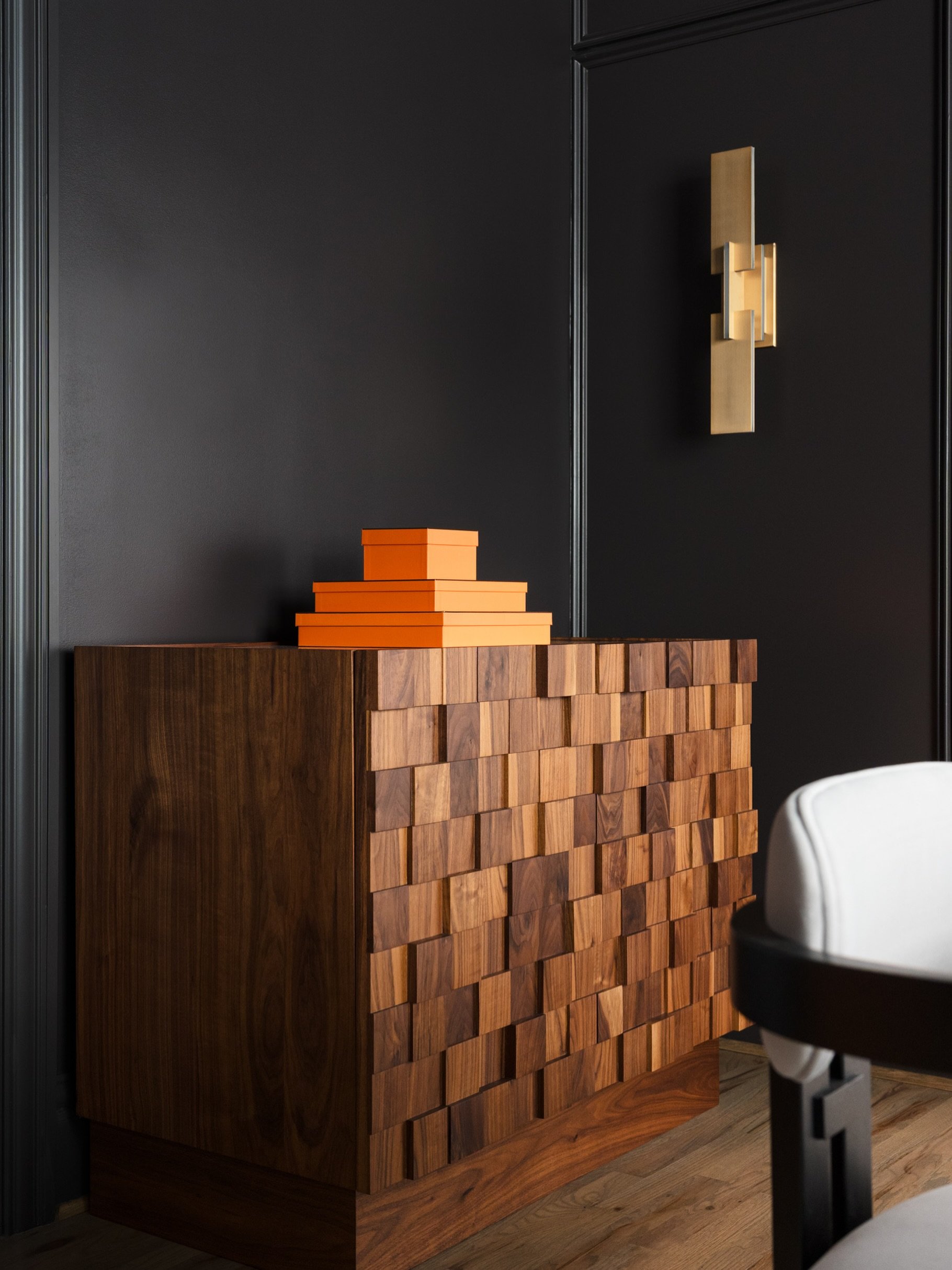 Welcome to Captured Corners, where the beauty of design finds its way into the most unassuming places.

It&rsquo;s texture and contrast for days with this custom wood cabinet topped with Hermes boxes in this moody dining room 

Design: @eckxstudio 
B