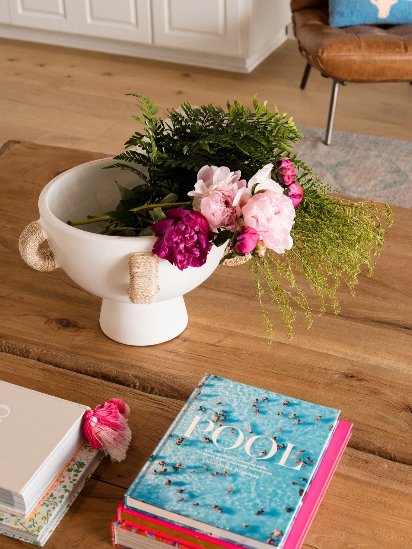 Two things that always seem to find their way into my photographs: fresh flowers and a good stack of books. Allergies be damned. 

Thank goodness for Claritin. 

Designs by: 
@britneyratto
@brittneylaneinteriors 

#dallasinteriordesign #stacymarkowph