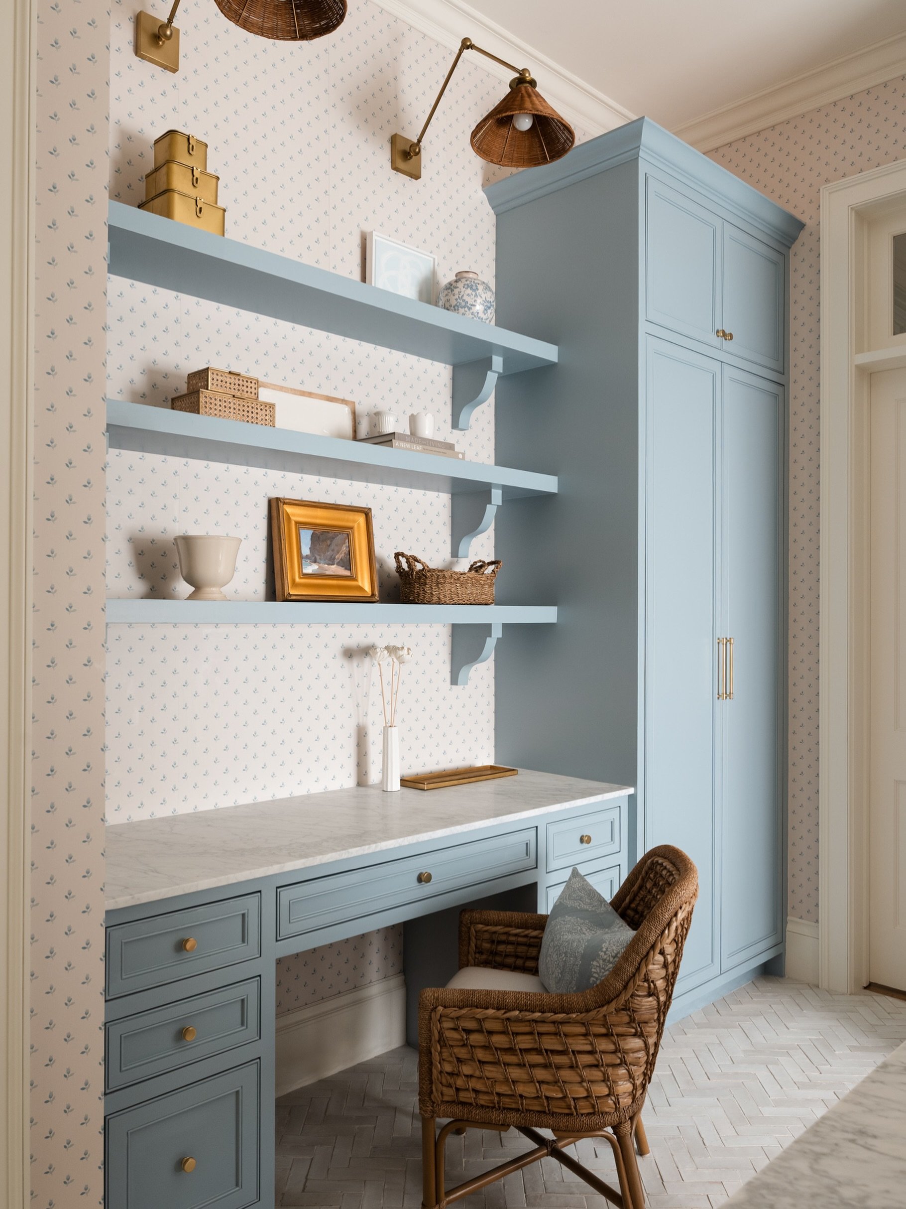 I love an office in the laundry room kinda moment. 

Soft blue cabinetry, tiny patterned wallpaper, woven textures, warm brass, and a little workspace tucked into a room that usually gets all the clothing piles.

Design: @katemarkerinteriors
Build: @